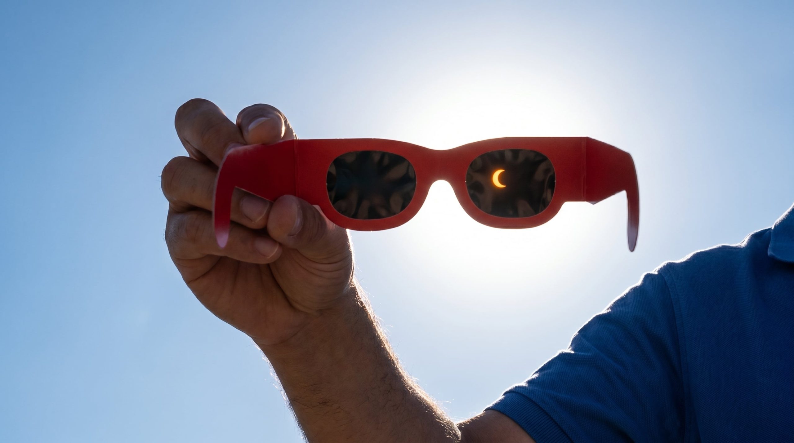 Por qué la trayectoria del próximo eclipse solar total generará una ilusión óptica en los mapas