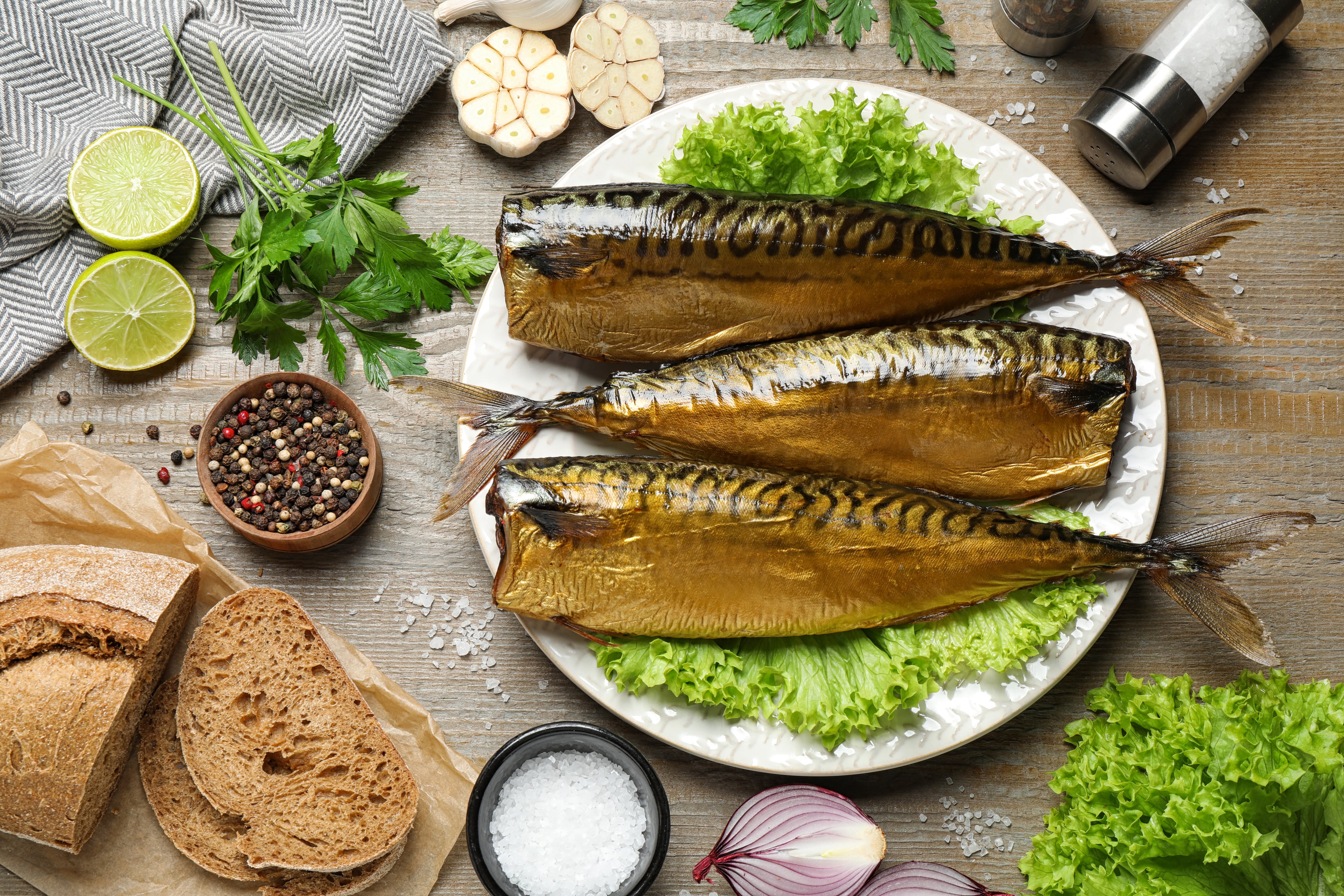 La compra de pescado y mariscos también dependió de la confianza en la entrega, la posibilidad de elegir el producto y las preferencias de preparación en el hogar (Magnific)