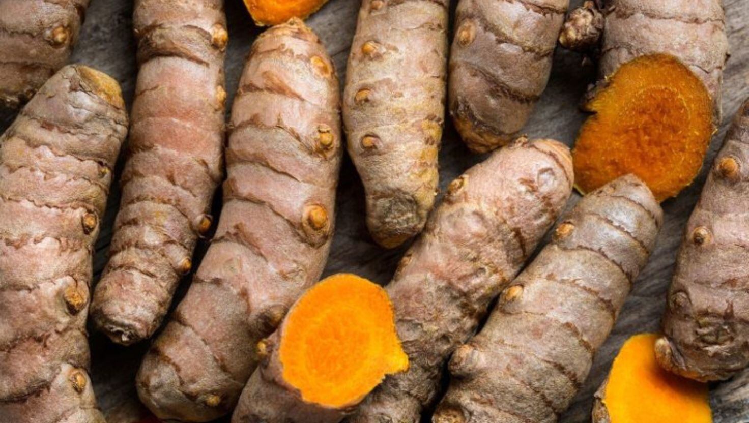 La absorción de la curcumina es limitada, pero puede mejorar si la cúrcuma se consume con grasas saludables o con pimienta negra por su contenido de piperina
