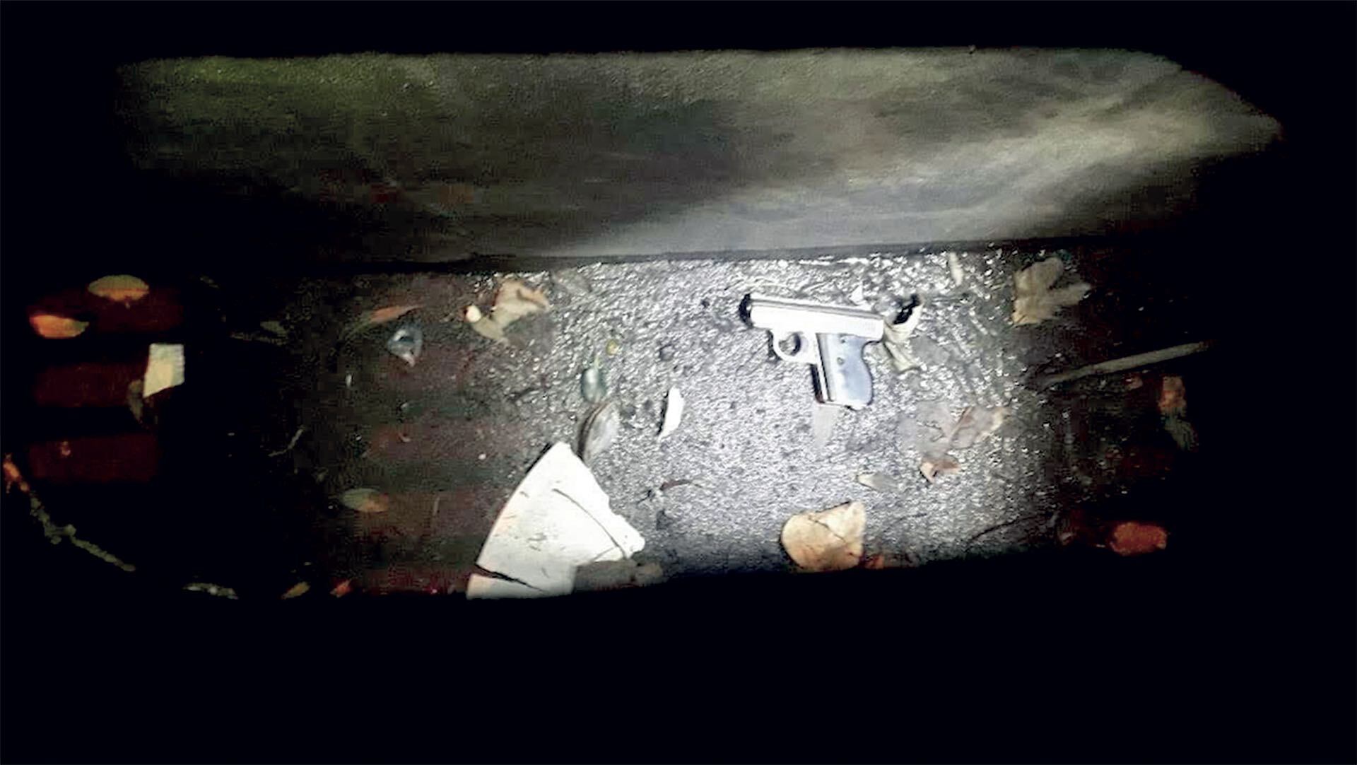 Al rastrillar el lugar, un oficial encontró el arma en una alcantarilla