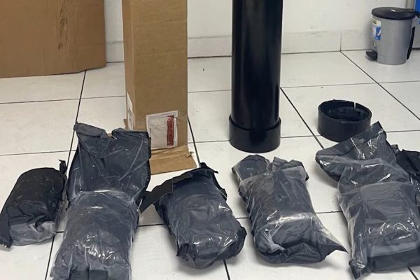 República Dominicana: Autoridades decomisan seis paquetes de marihuana ocultos en un portaplanos