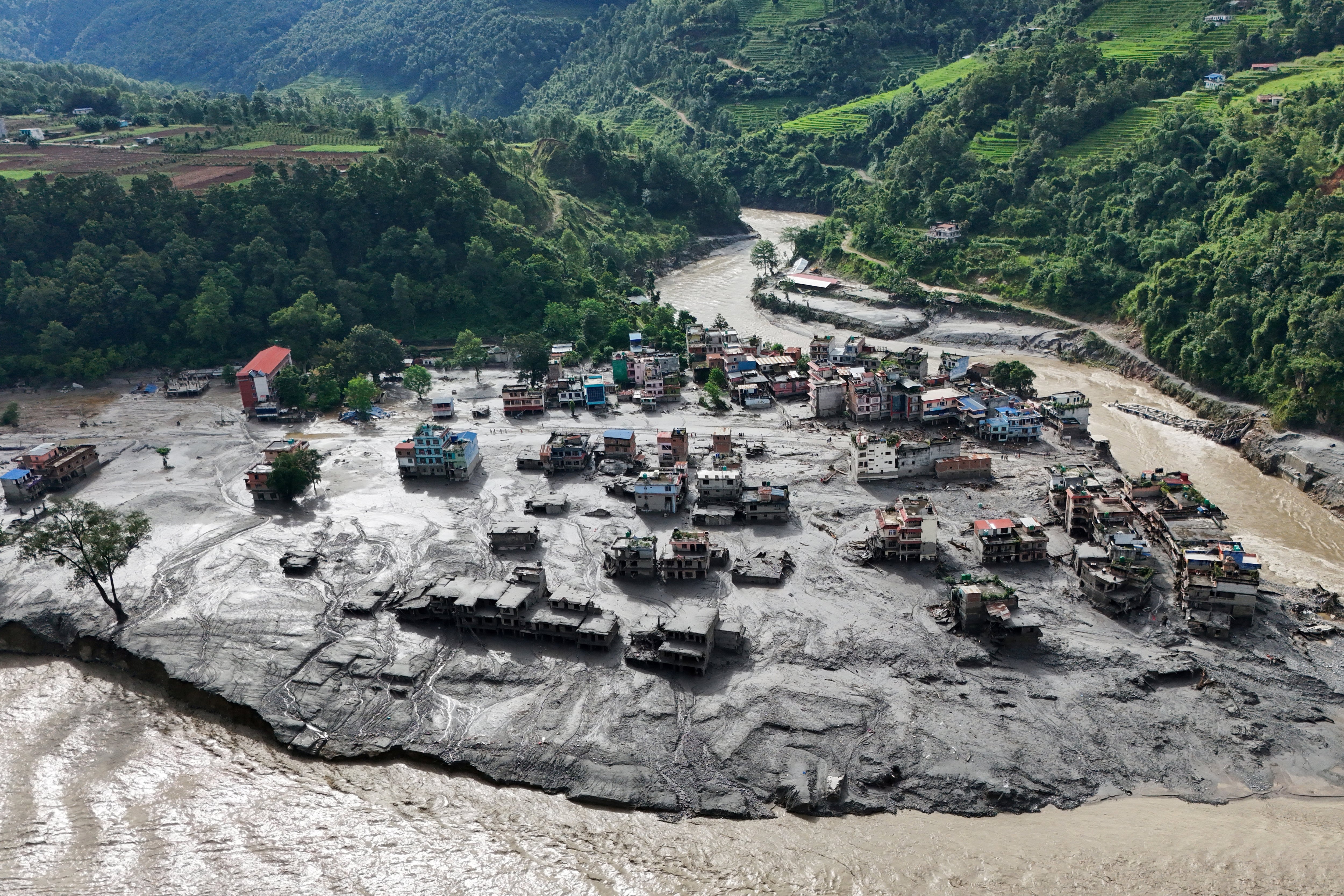 Una vista desde un dron muestra edificios y propiedades cubiertos de barro tras las devastadoras inundaciones en Trishuli, en el distrito de Nuwakot, Nepal, el 27 de agosto de 2026 (REUTERS/Navesh Chitrakar)
