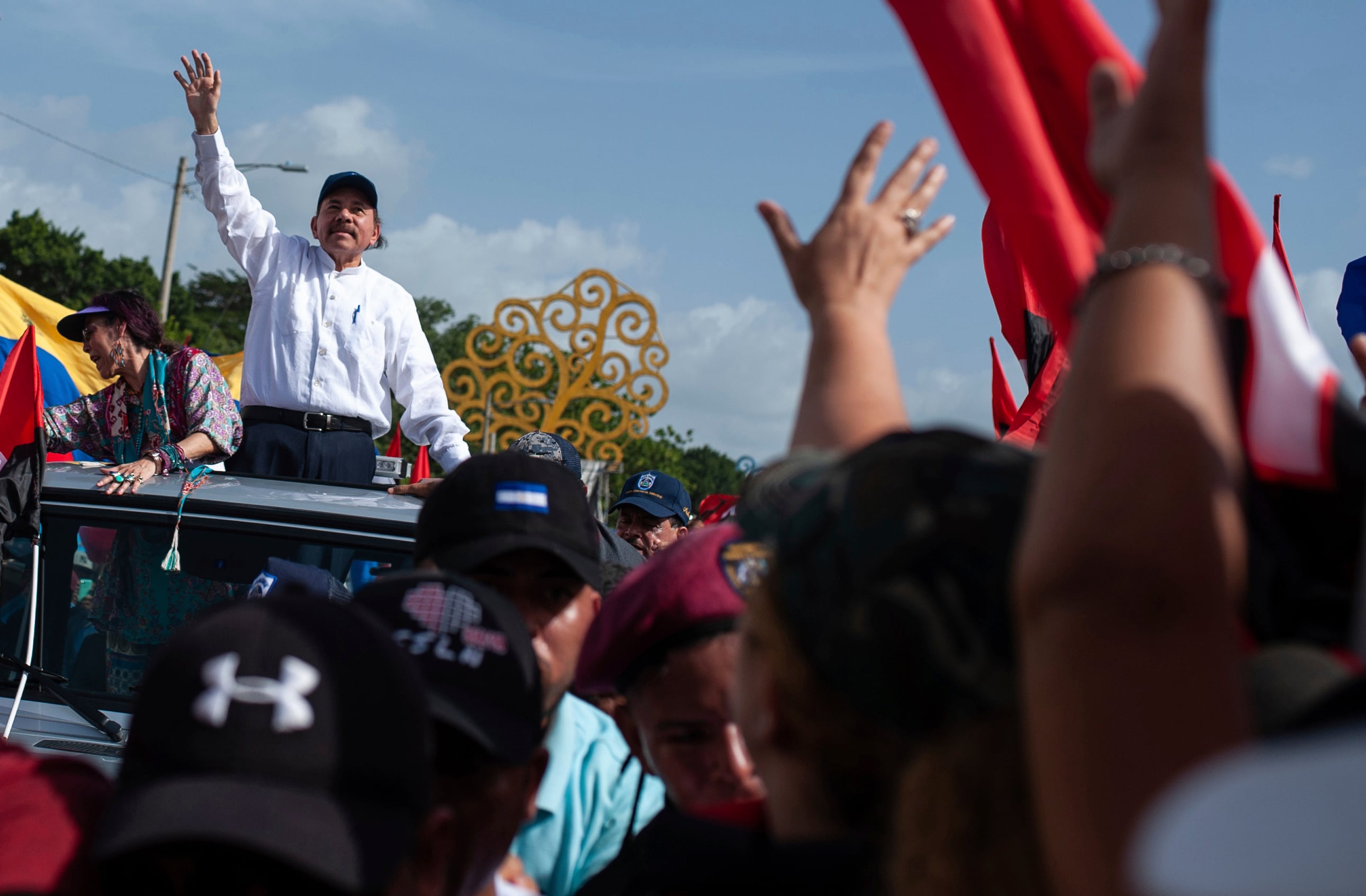 ARCHIVO - El presidente de Nicaragua, Daniel Ortega y su esposa, la vicepresidenta Rosario Murillo, llegan a la plaza de Juan Pablo II para celebrar el 39 aniversario de la Revolución Sandinista en Managua, Nicaragua, el jueves 19 de julio de 2018. (AP Foto/Cristobal Venegas, Archivo)