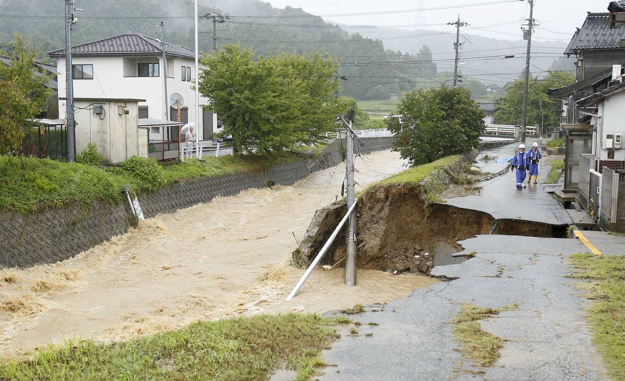 Una carretera que discurre junto al río Iiyama se derrumbó debido a las fuertes lluvias en Hakui, prefectura de Ishikawa (Japón), el 27 de agosto de 2026 (REUTERS)