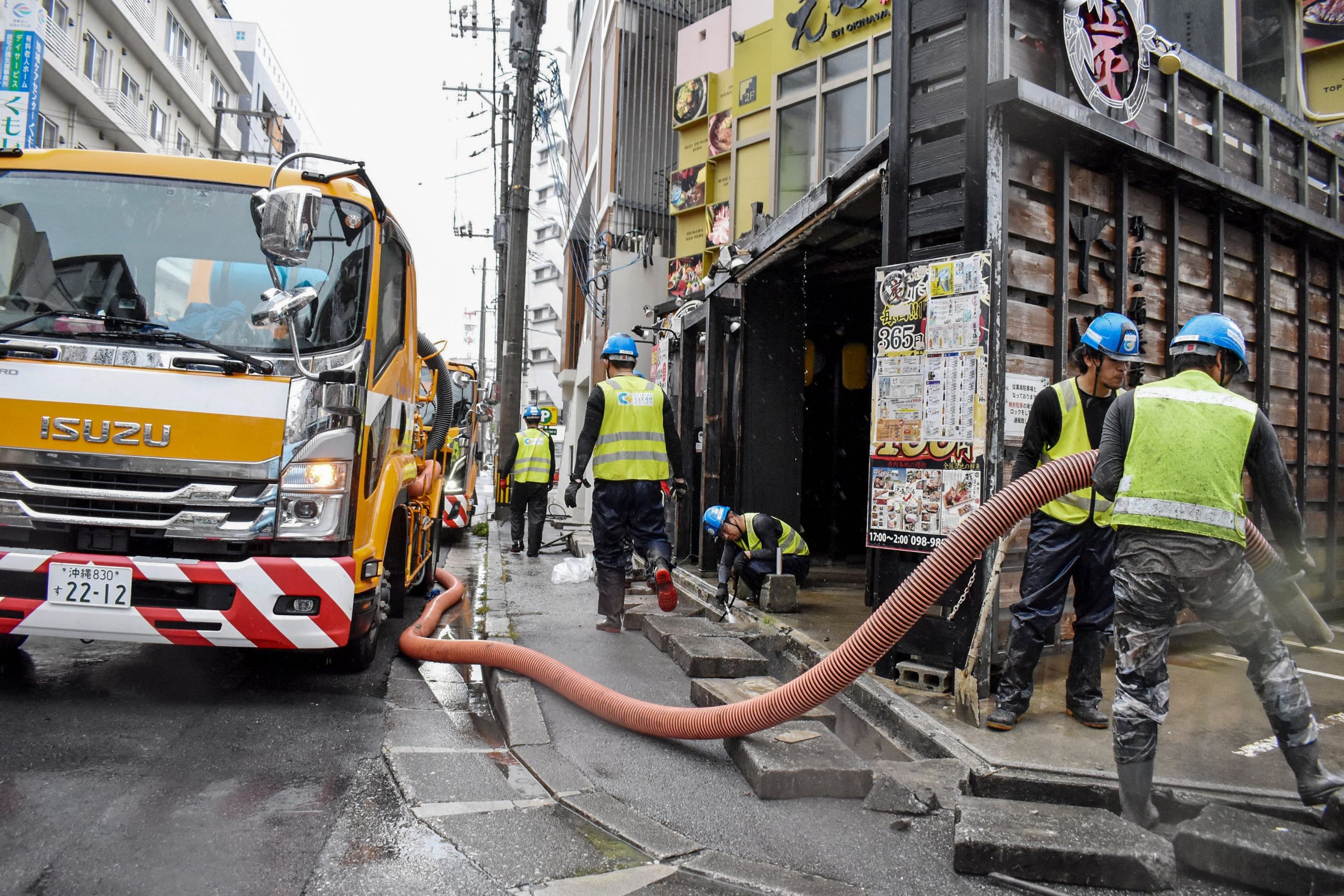 Temporal en Japón: las fuertes lluvias e inundaciones dejaron a decenas de personas y vehículos atrapados