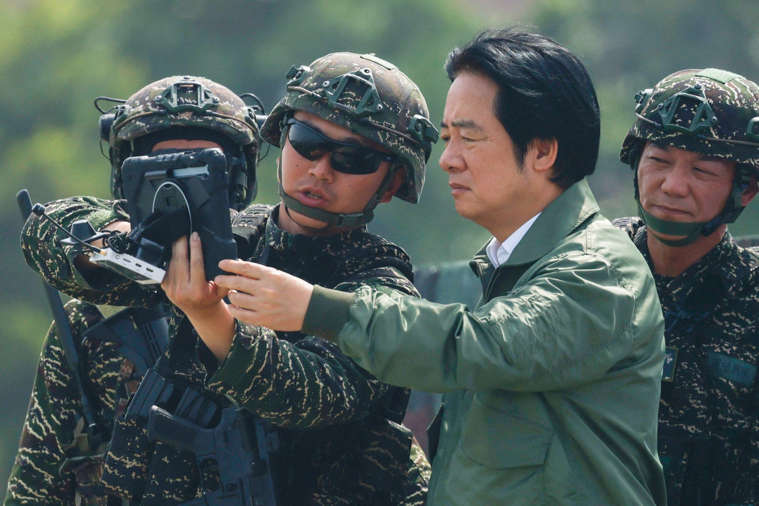 El presidente de Taiwán, Lai Ching-te, asiste a una demostración de drones durante los ejercicios militares anuales Han Kuang en una base naval de Kaohsiung, Taiwán, el 8 de agosto de 2026 (REUTERS/Ann Wang)