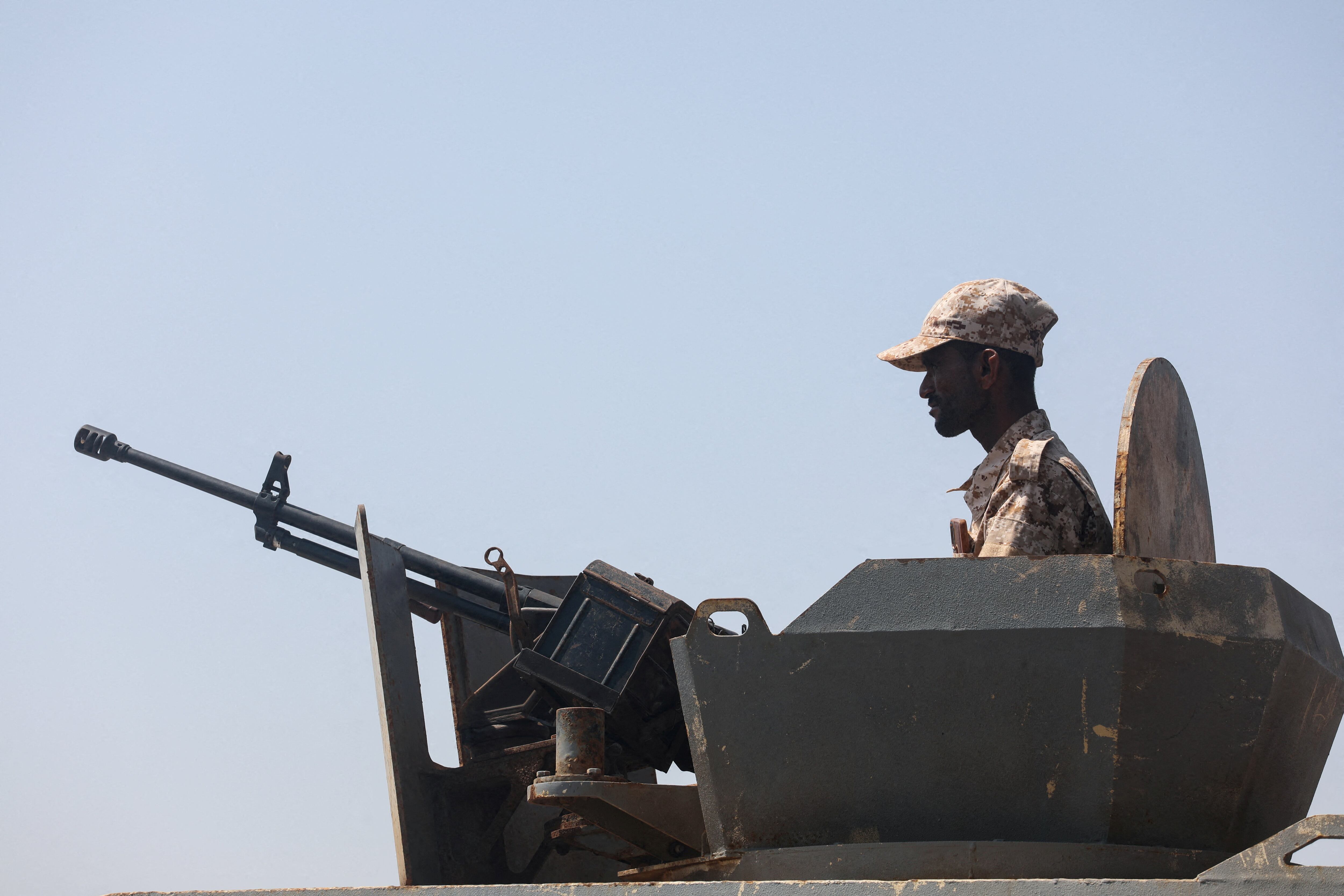 FOTO DE ARCHIVO. Un soldado yemení maneja una ametralladora montada en un camión de patrulla militar en la costa de Bab el-Mandeb, Yemen, el 2 de abril de 2026
REUTERS