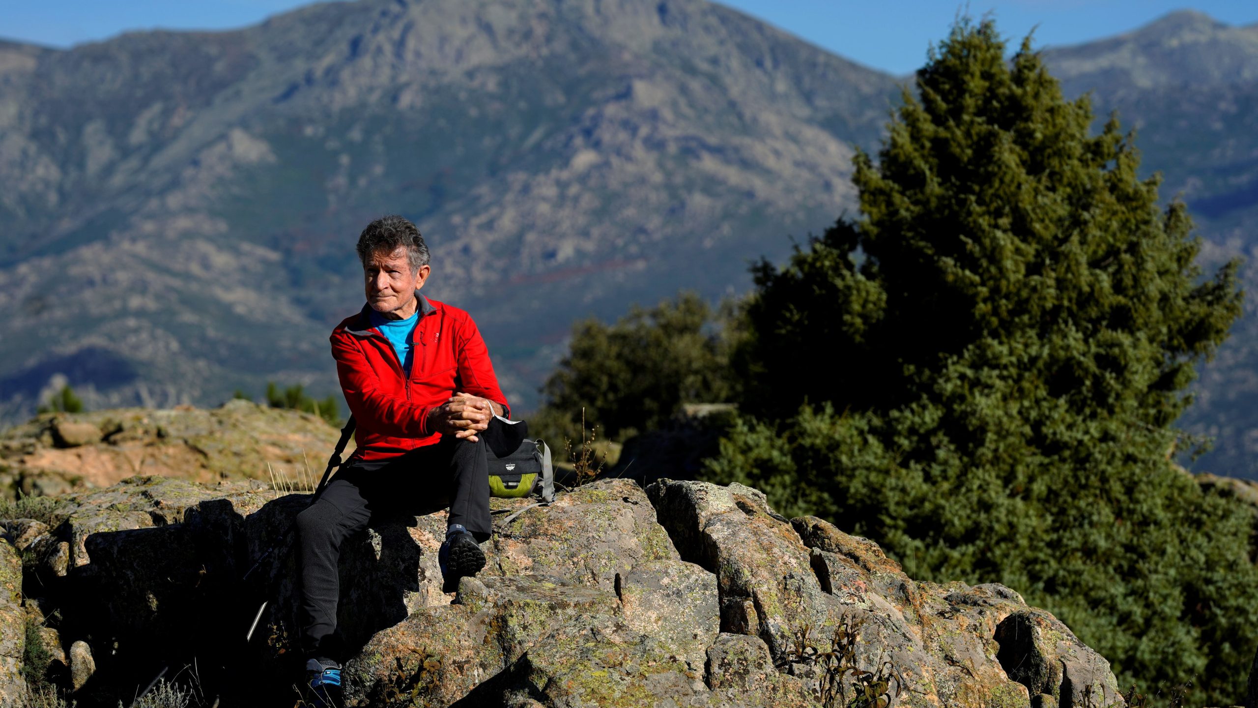 Tiene 87 años y escala las montañas más altas del mundo: cómo es la estricta rutina matinal que le permite desafiar el paso del tiempo
