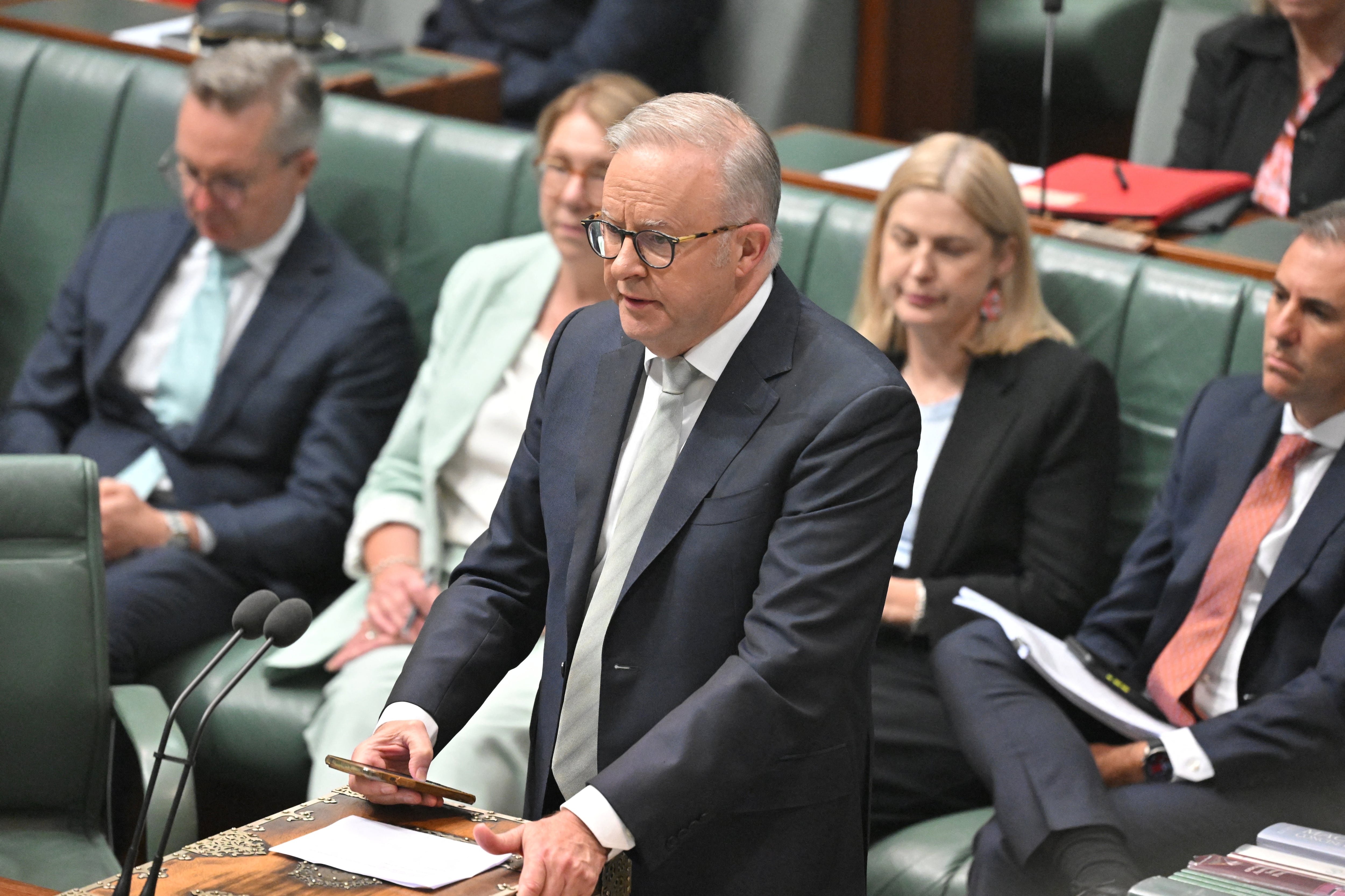El primer ministro australiano, Anthony Albanese, habla sobre el proyecto de ley de 2026 para combatir el antisemitismo, el odio y el extremismo (leyes de armas de fuego y aduanas) durante una sesión del parlamento federal tras el ataque terrorista de Bondi en la Casa del Parlamento en Canberra, Australia, el 20 de enero de 2026. AAP/Mick Tsikas vía REUTERS