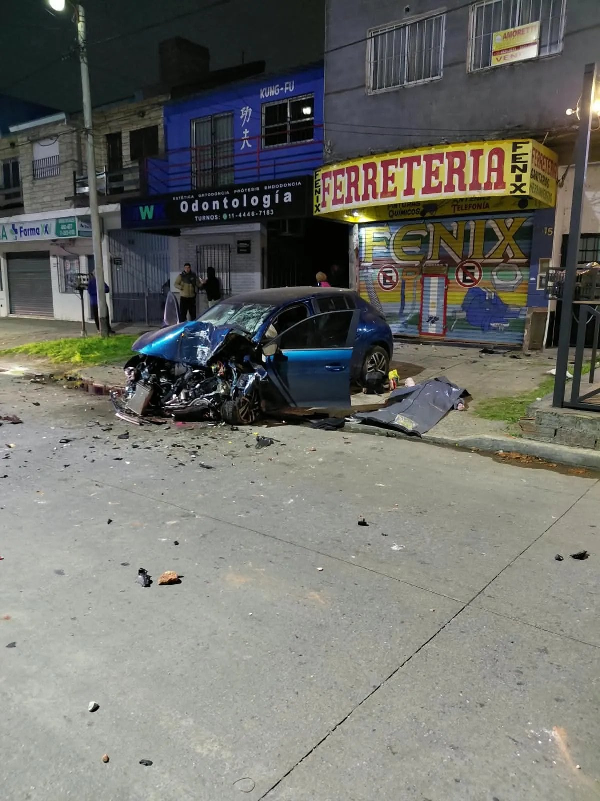 Tragedia en Quilmes: una mujer perdió el control del auto, chocó brutalmente contra un comercio y murió