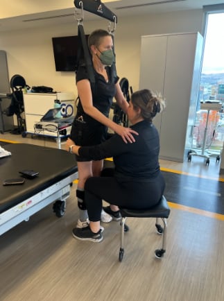 El tratamiento de Jana Ward combinó radioterapia, quimioterapia, trasplantes de células madre y rehabilitación física tras la parálisis. (Universidad de Utah)