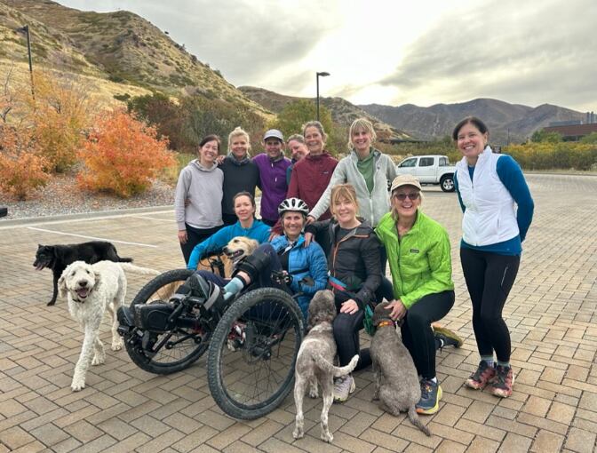 El deporte adaptado y el programa TRAILS ayudaron a Jana Ward a recuperar independencia con kayak, ciclismo, esquí, natación y golf. (Universidad de Utah)