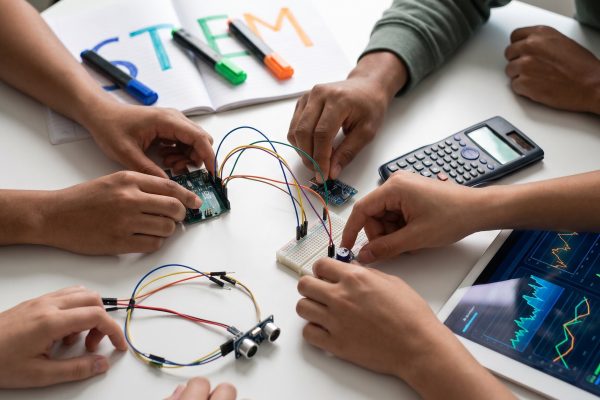 Un proyecto argentino para impulsar el liderazgo femenino en tecnología ganó un premio del Foro Económico Mundial