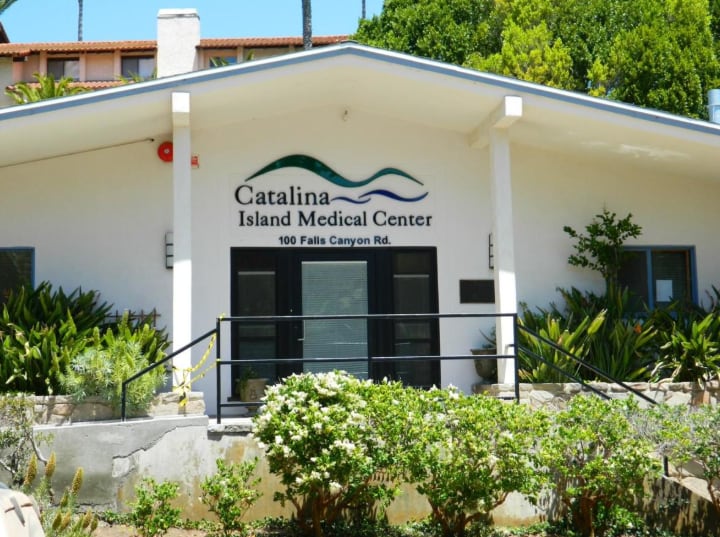 El centro sanitario de Avalon concentra guardia, atención primaria y parte de los servicios que sostienen la cobertura médica de la comunidad local (Catalina Island Health)