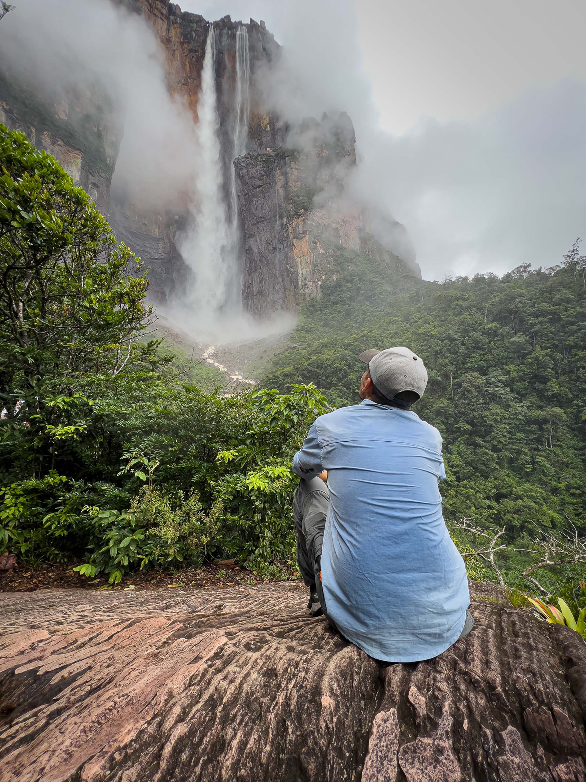 Una pareja de argentinos visitó la cascada más alta del mundo: “Fueron cinco horas de navegación y una de caminata por la selva”