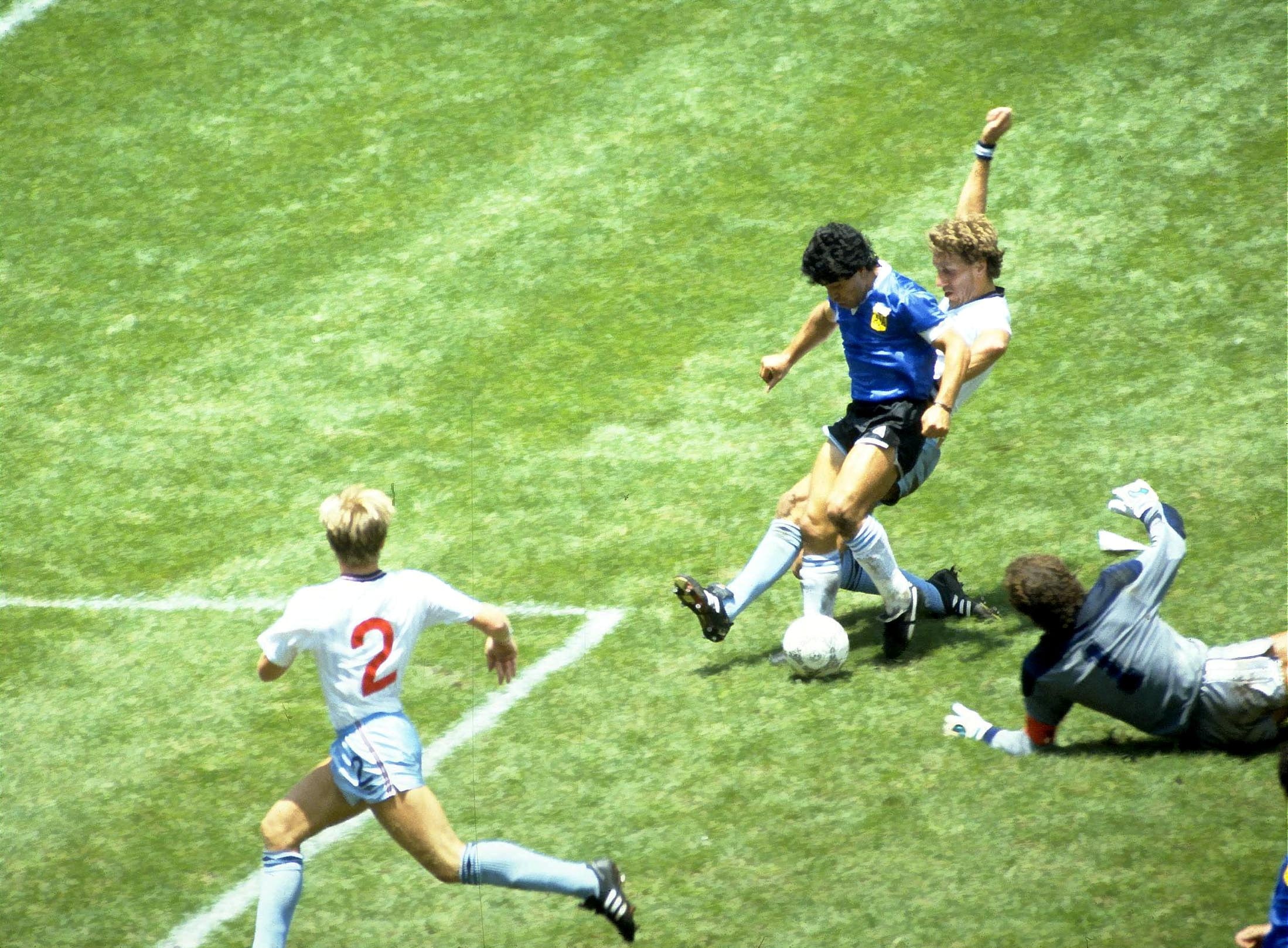 Momento cumbre de la historia del fútbol: el toque de Maradona que coronó su mítico gol a Inglaterra en México 86 (Images / Juha Tamminen)