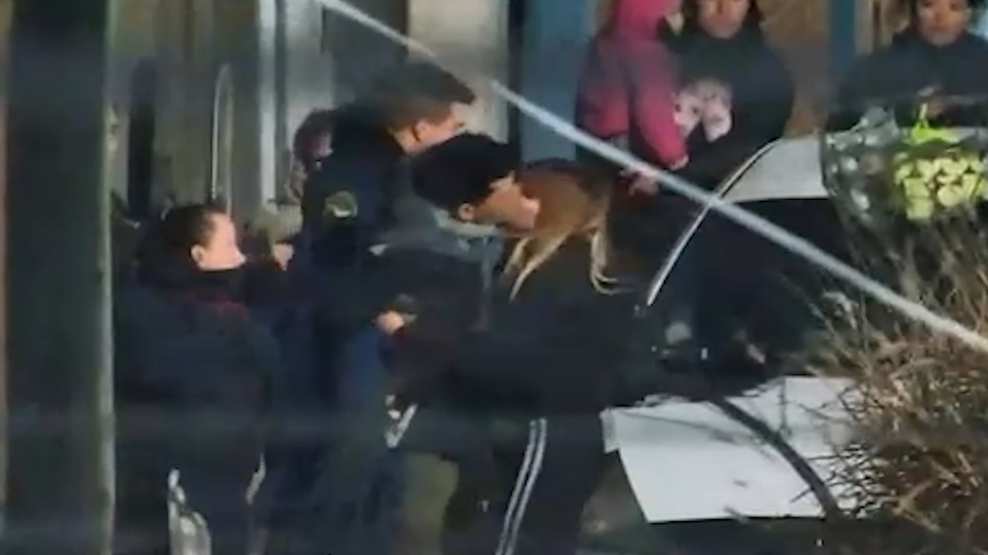 El beso entre Farías y su novia