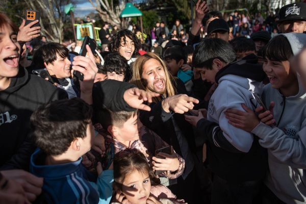 Viaje al centro de una batalla de “farmear aura”: lo que no se ve en redes de las reuniones virales de adolescentes