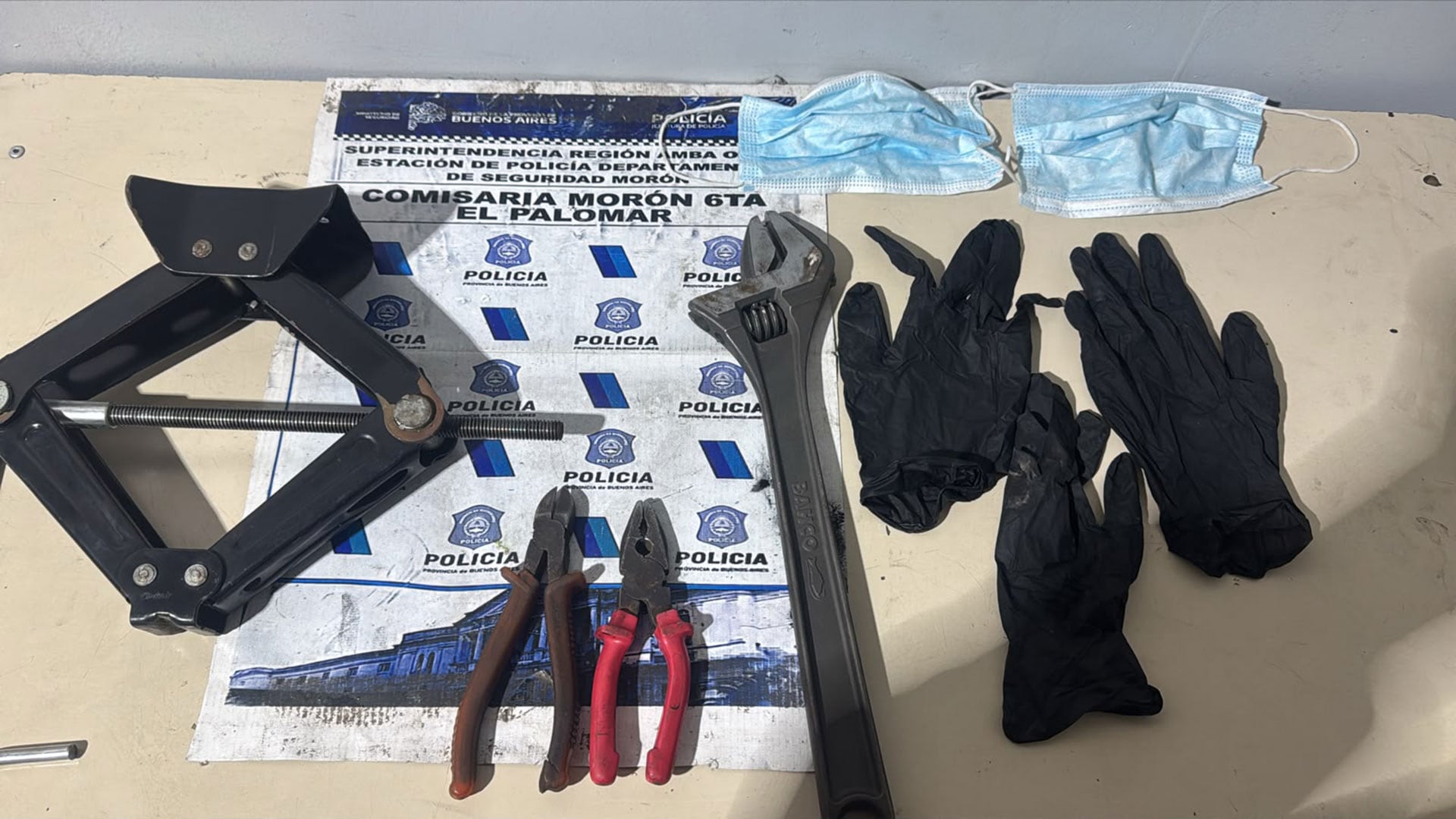 Las herramientas, barbijos y guantes en poder de los detenidos