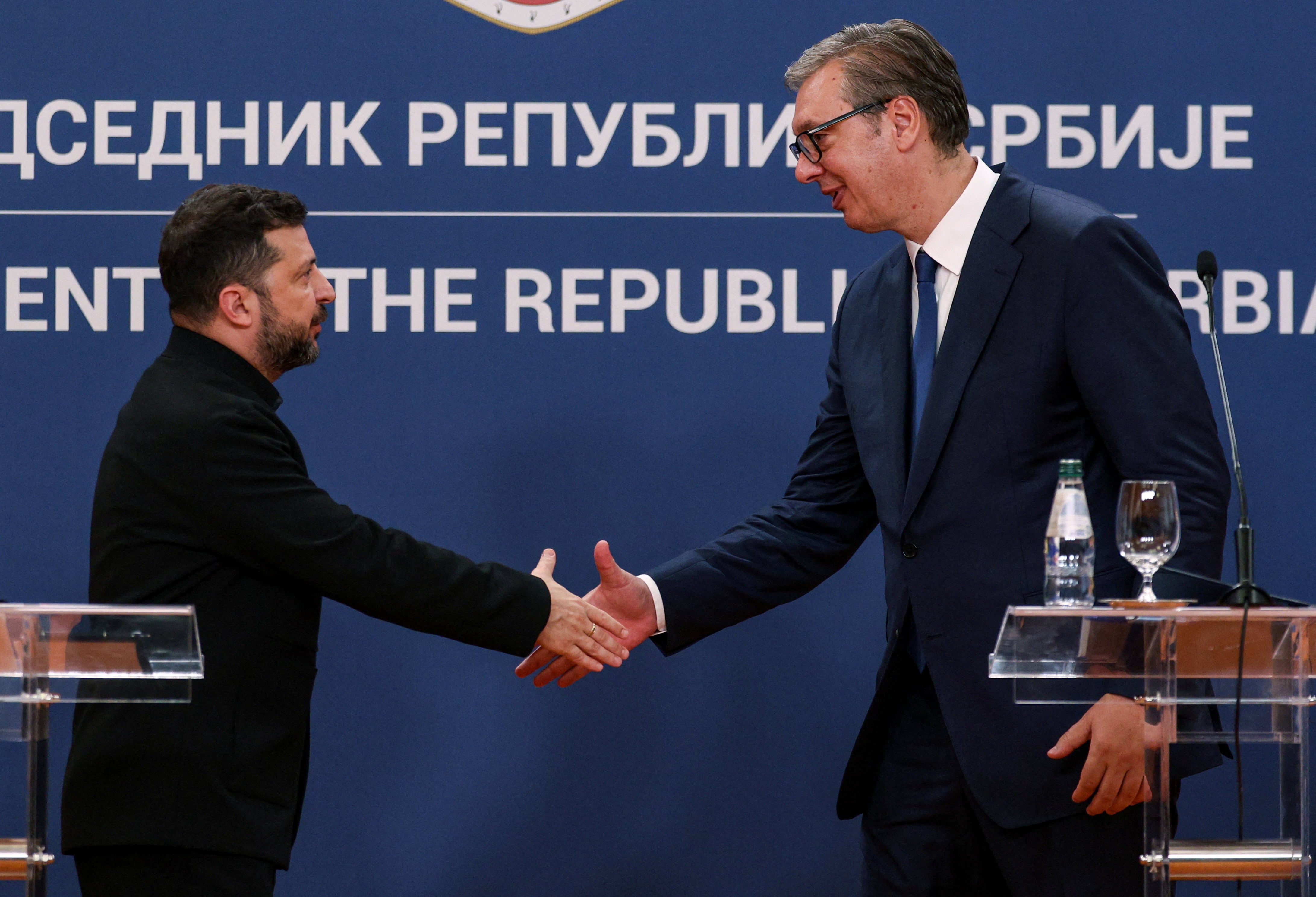 El saludo entre Zelensky y Vucic (REUTERS/Marko Djurica)