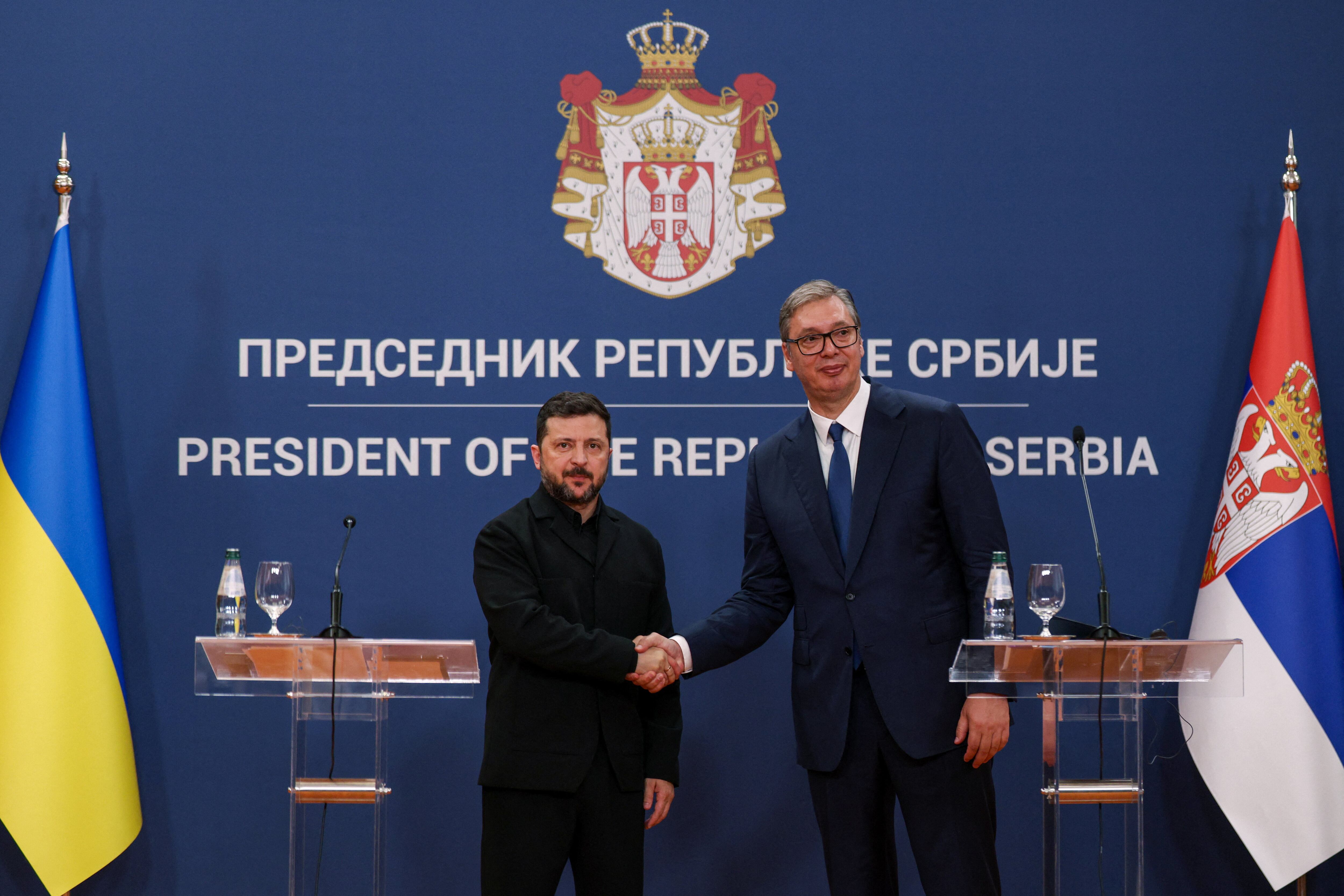 El presidente de Ucrania, Volodimir Zelensky, junto a su par de Serbia, Aleksandar Vucic, en Belgrado este sábado (REUTERS/Marko Djurica)