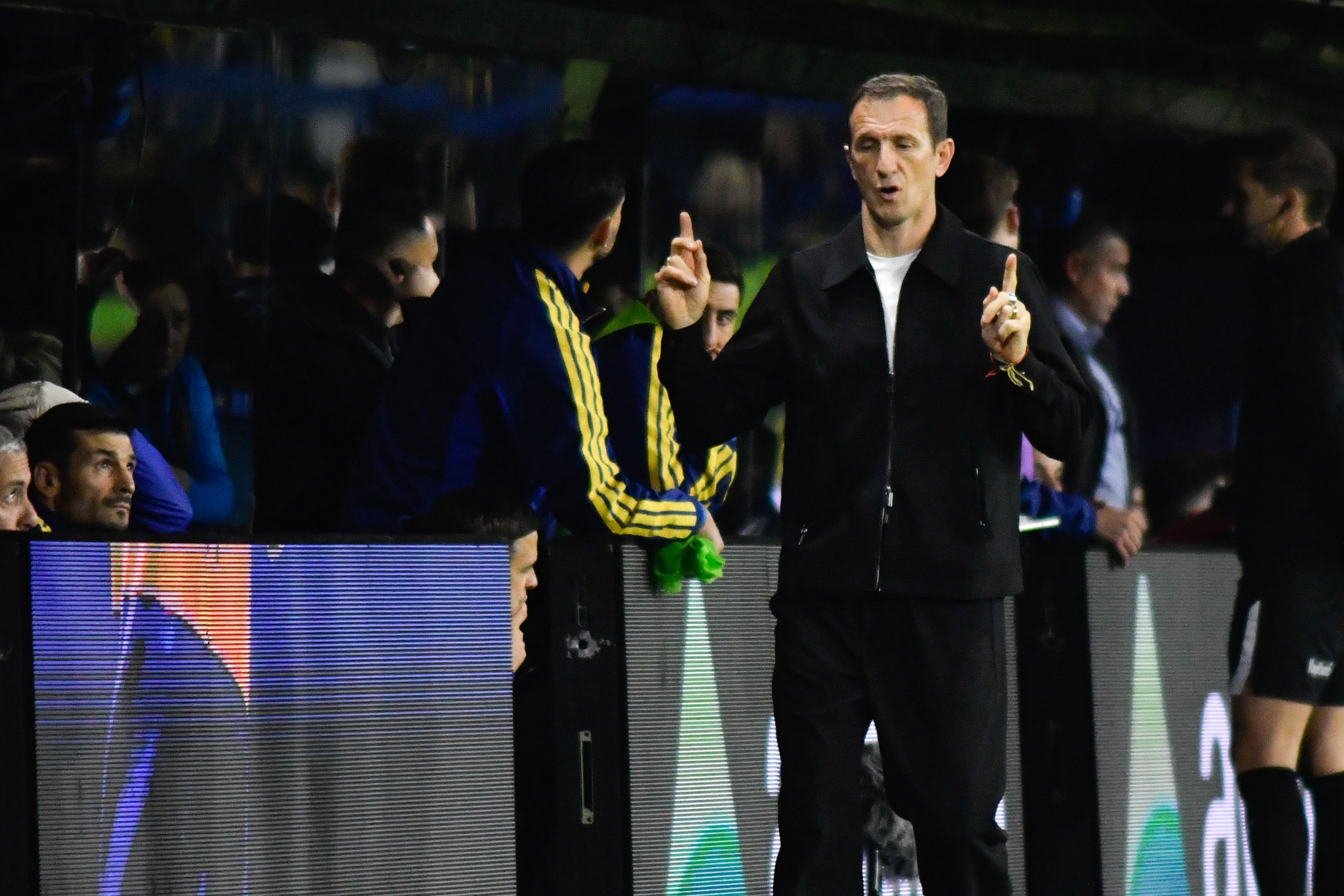El Vasco Arruabarrena da indicaciones en el partido entre Boca y Central Córdoba (Fotobaires)