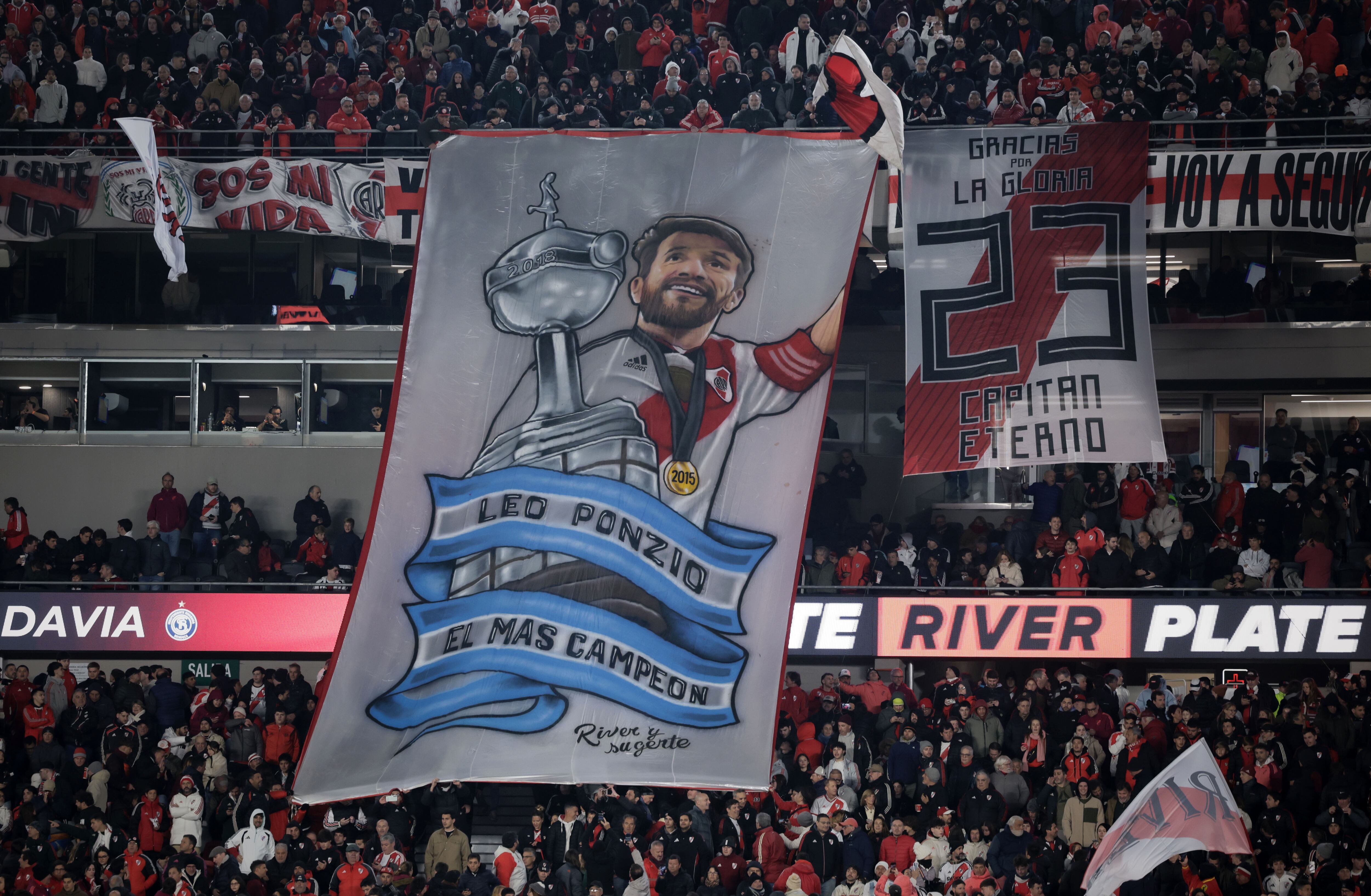 La bandera dedicada a Ponzio en el Monumental (FOTOBAIRES)
