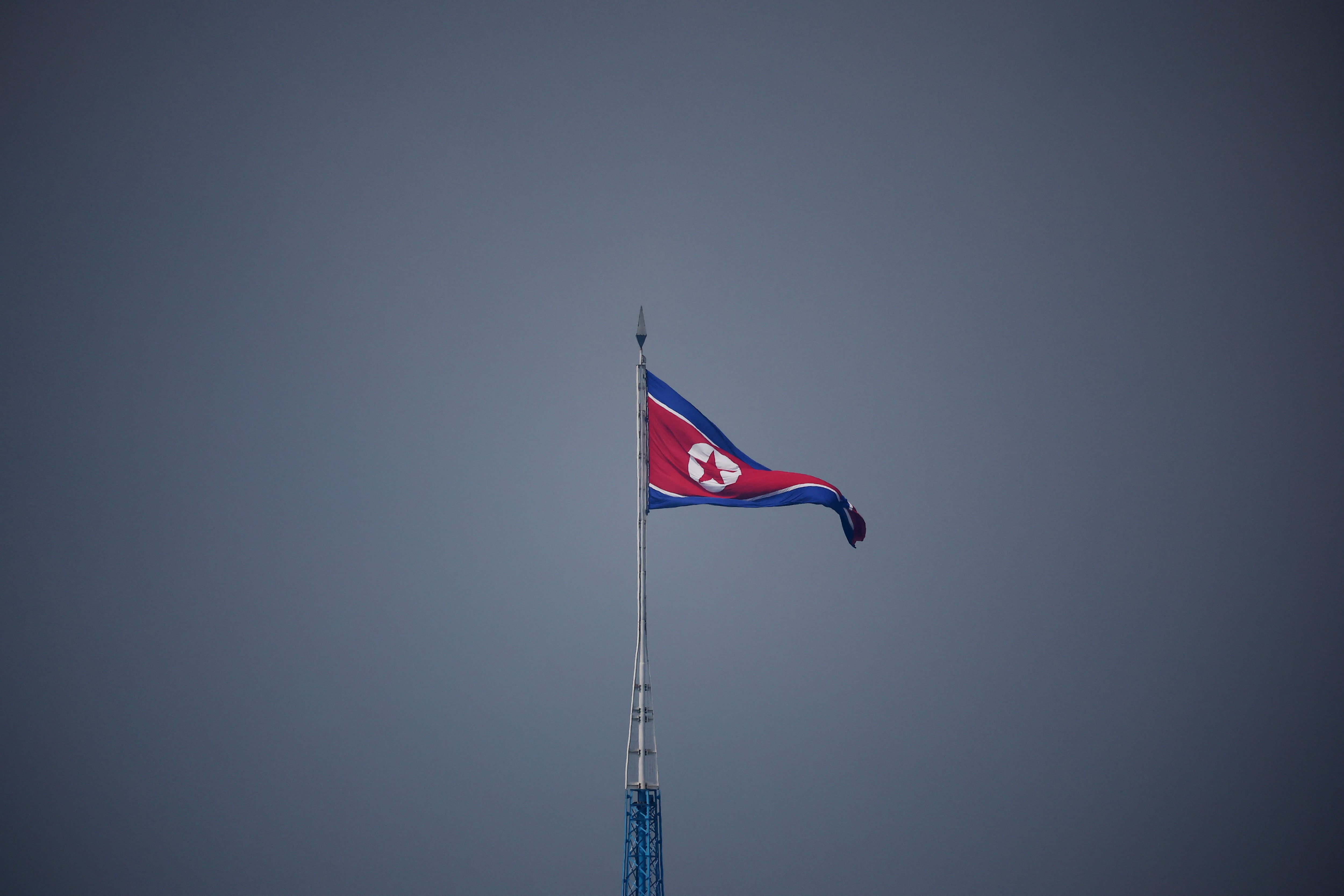 Una bandera norcoreana ondea en la aldea propagandística de Gijungdong, en Corea del Norte, en esta fotografía tomada cerca de la aldea de la tregua de Panmunjom, dentro de la zona desmilitarizada (DMZ) que separa las dos Coreas, Corea del Sur. 19 de julio de 2022. REUTERS/Kim Hong-Ji/Pool