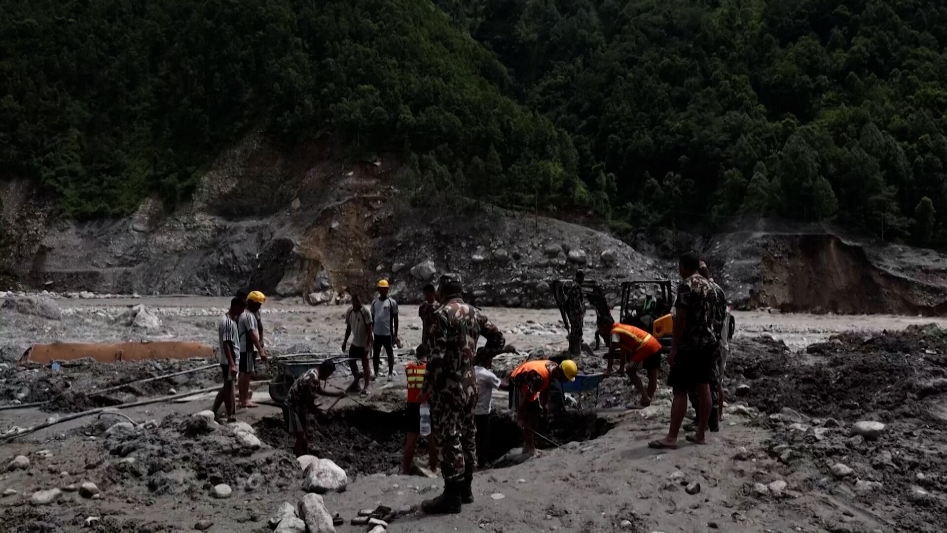 Familias de desaparecidos en las devastadoras riadas de Nepal han comenzado a celebrar funerales sin haber recuperado los cuerpos de sus seres queridos