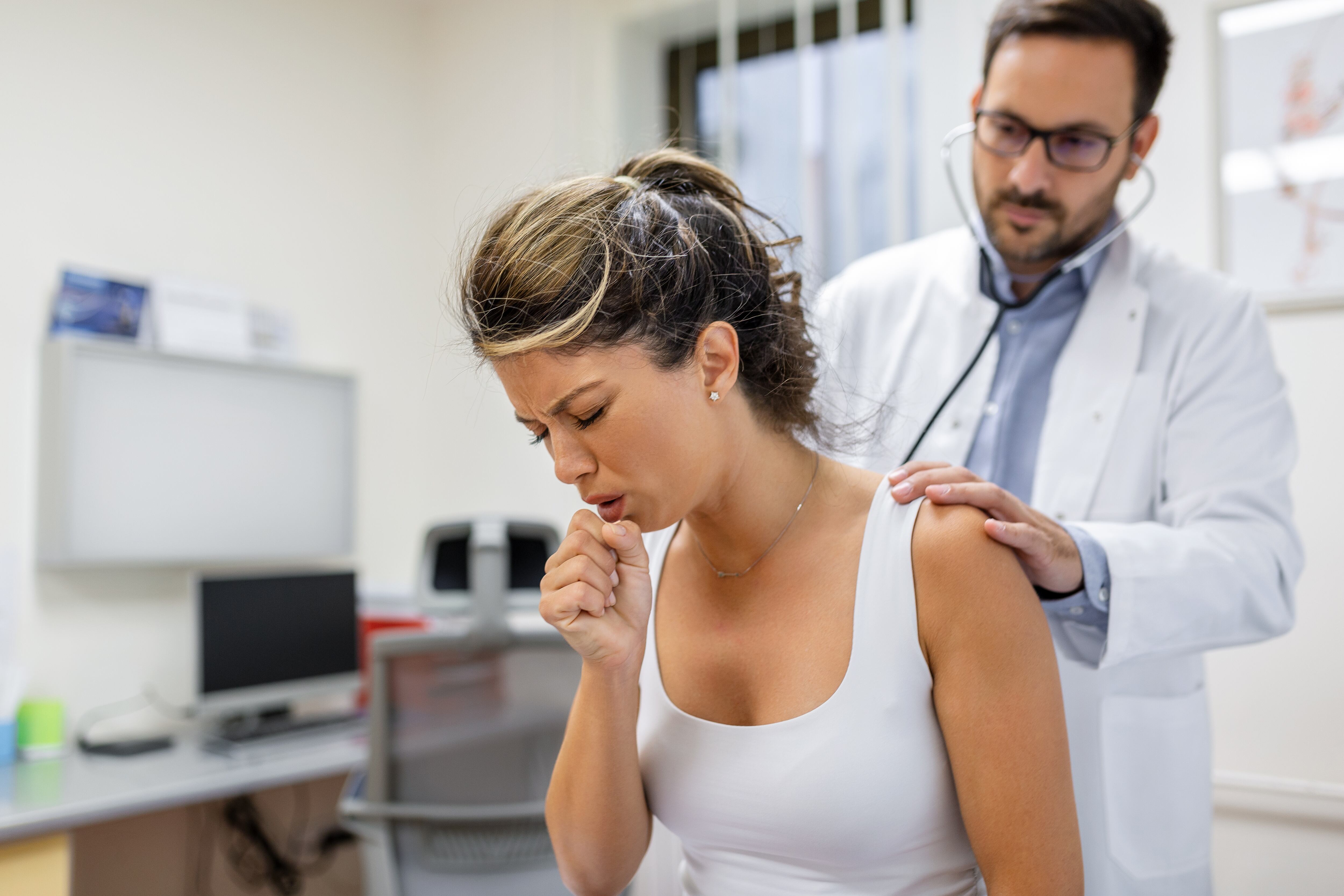 Las diferencias biológicas en el asma también afectan el tratamiento, ya que algunas mujeres responden peor a los esteroides inhalados y los biológicos actuales no siempre apuntan a los cuadros más frecuentes en ellas (Créditos: Freepik)