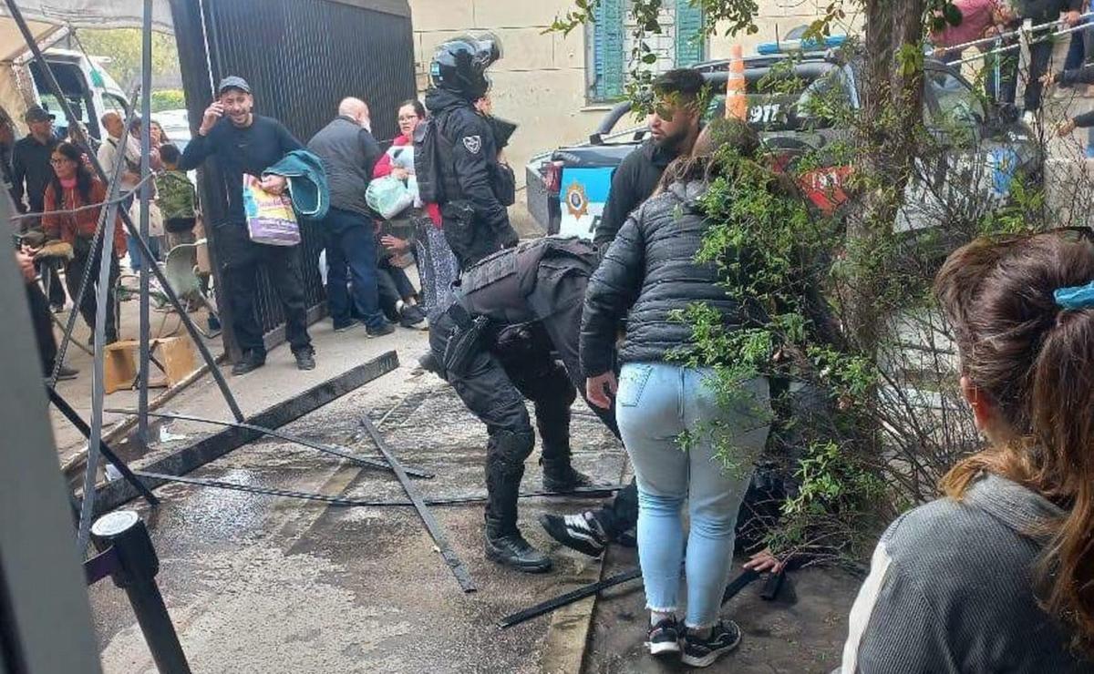 Caos en Santa Fe: un patrullero perdió el control, se incrustó en la guardia de un hospital y hubo cuatro heridos