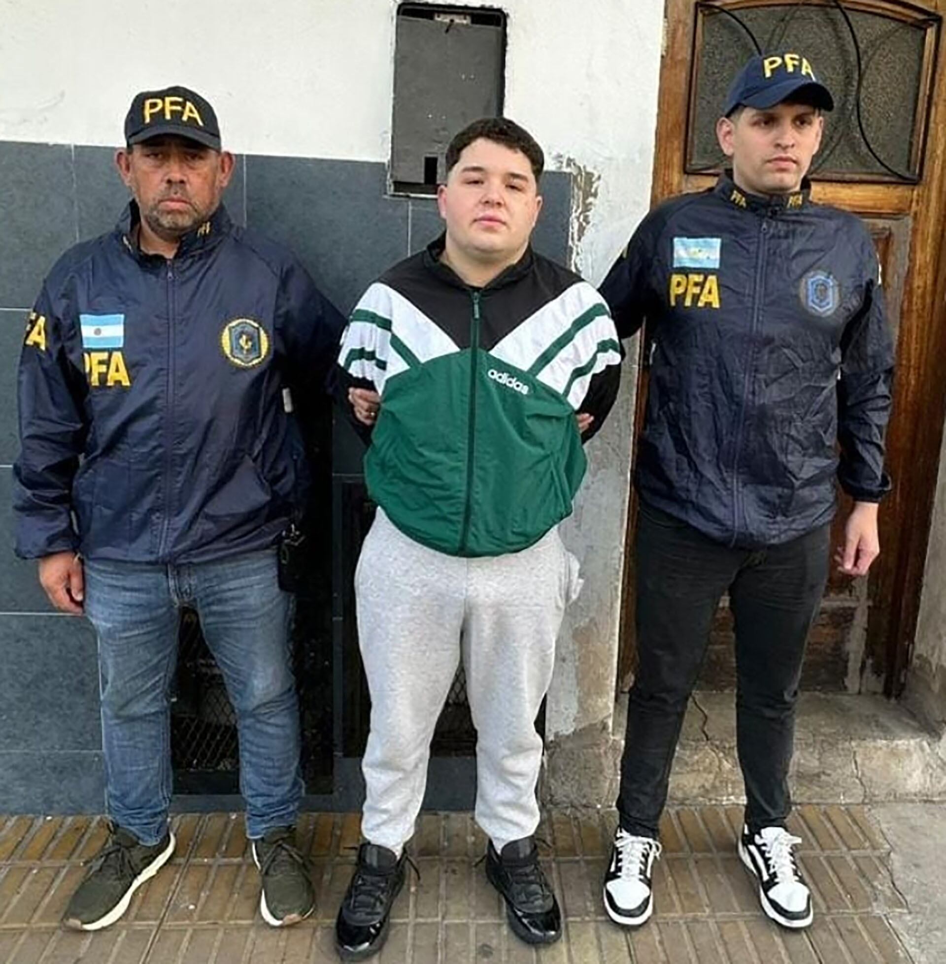 Felice tras su arresto. Los vecinos de Remedios de Escalada lo defendieron a piedrazos