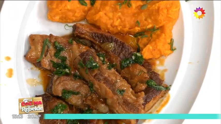 El plato de falda a la cerveza con puré de cabutia preparado por Claudia Villafañe en La cocina rebelde