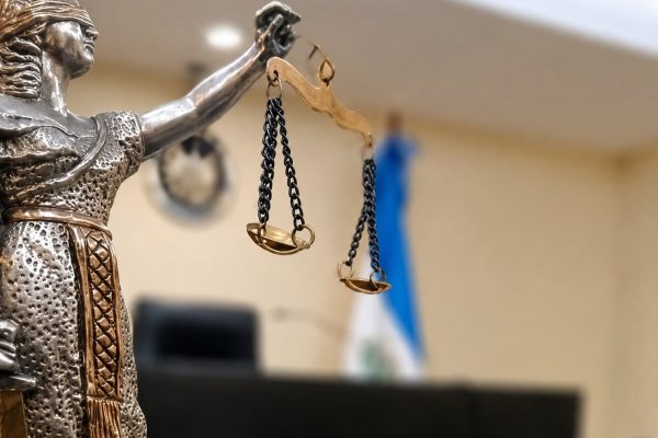 Condenan a ocho años de prisión a un exalcalde salvadoreño acusado de peculado