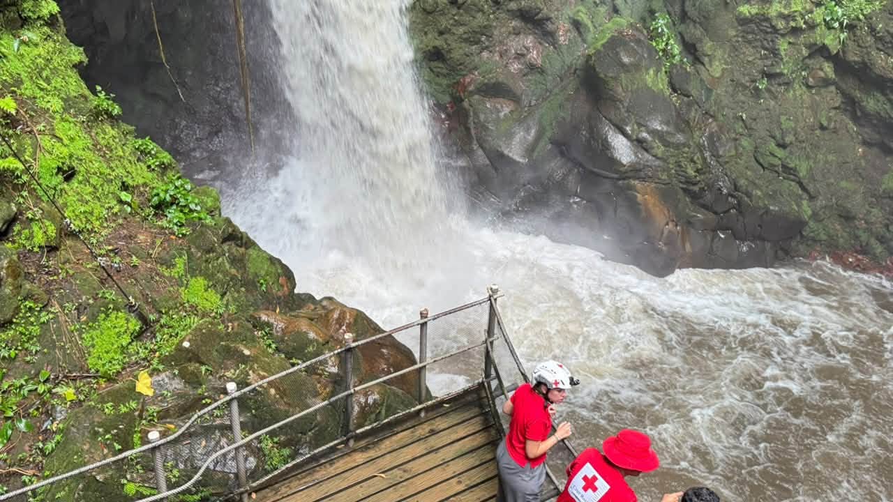 El operativo de la Cruz Roja Costarricense se reanudará este domingo después de que los equipos no lograran localizar a la persona desaparecida durante la jornada. (Cortesía: Guana/Noticias.com)