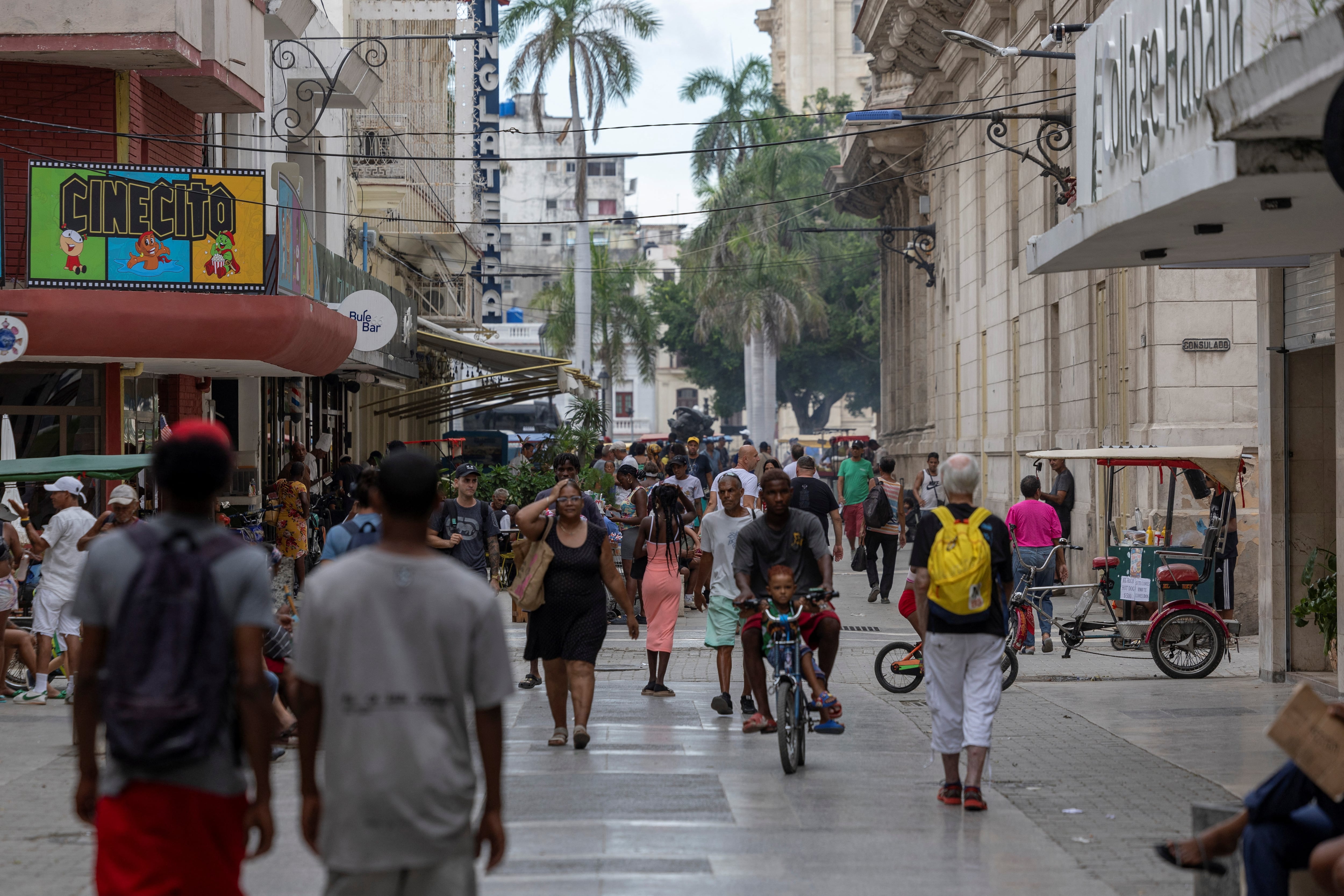 Personas caminan por una concurrida zona comercial de La Habana, Cuba, el 16 de septiembre de 2026. REUTERS/Ricardo Arduengo