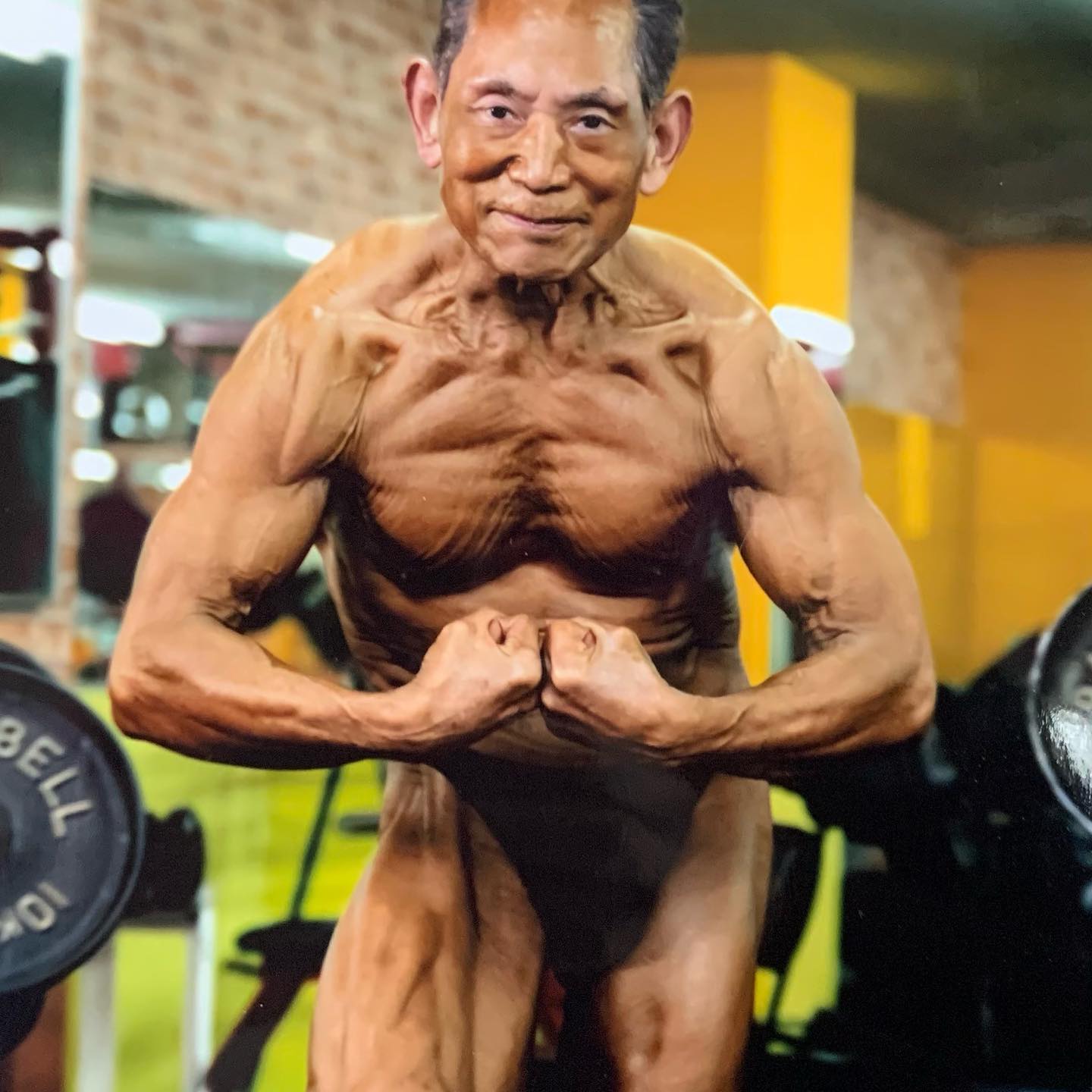 El atleta de Hiroshima ganó la categoría para mayores de 85 años del Campeonato Nacional de Fitness para Veteranos de Japón