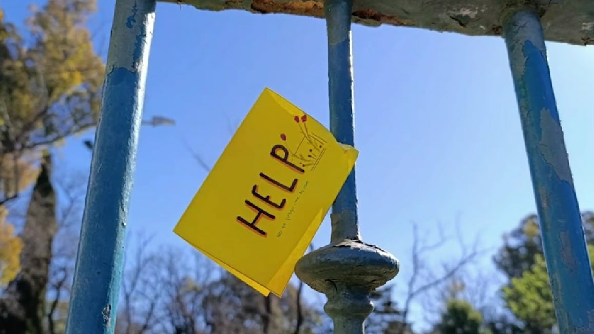 Dejan cartas con mensajes de apoyo para quienes atraviesan un momento difícil: la iniciativa de una organización para prevenir el suicidio