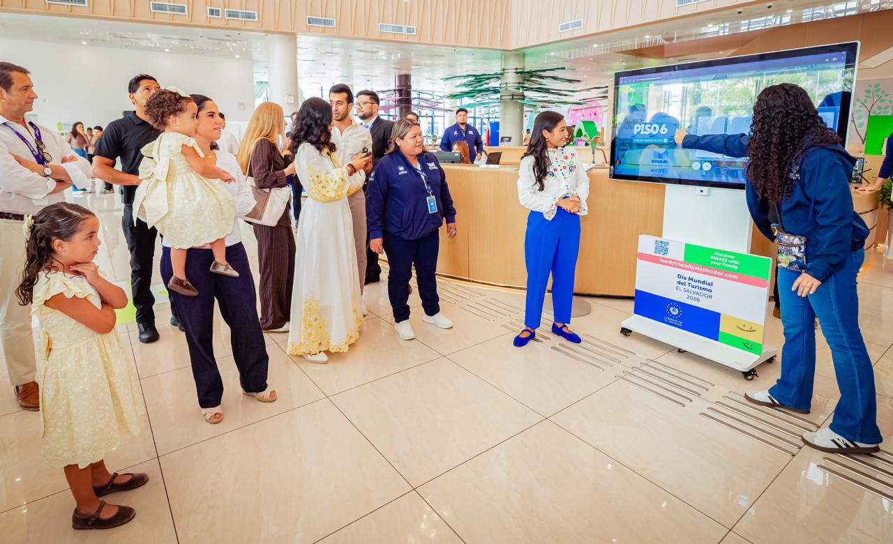 La comitiva internacional recorrió la Biblioteca Nacional de El Salvador para conocer sus instalaciones dedicadas a la lectura y la tecnología. (Cortesía: Secretaría de Prensa)