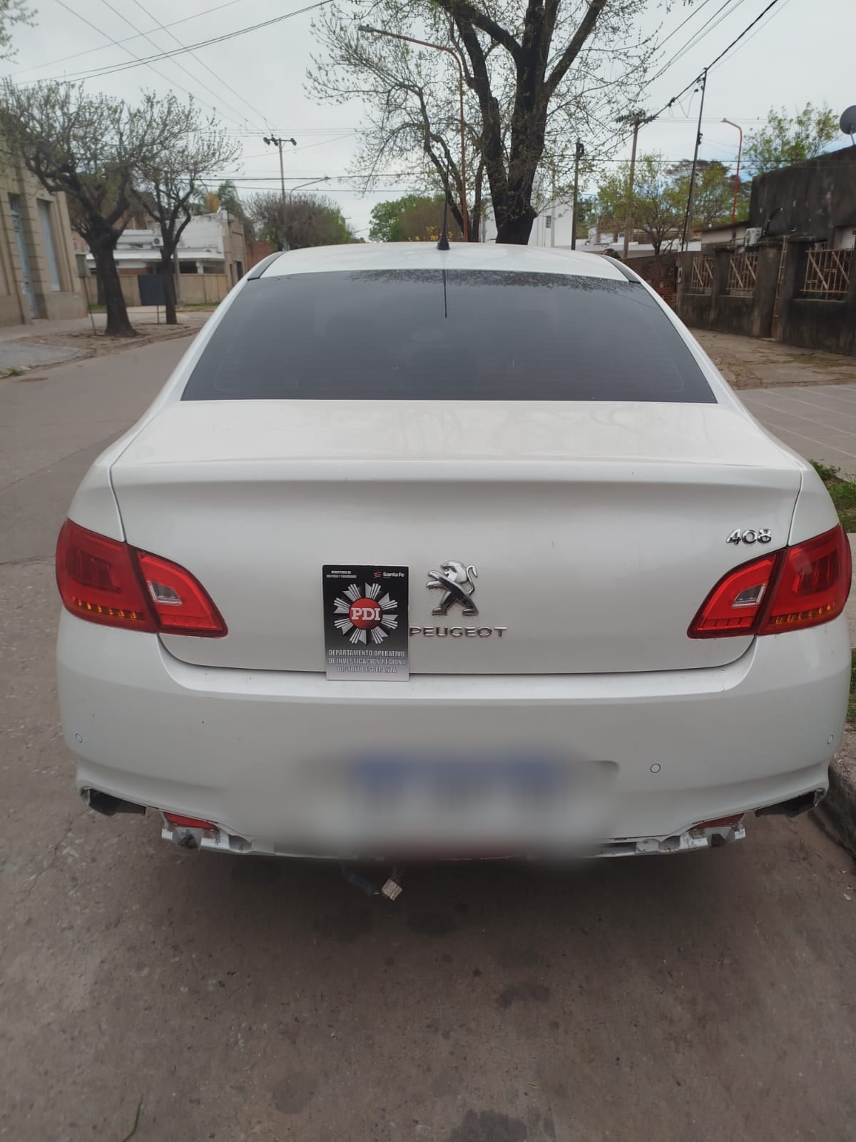 Los agentes secuestraron un Peugeot color gris