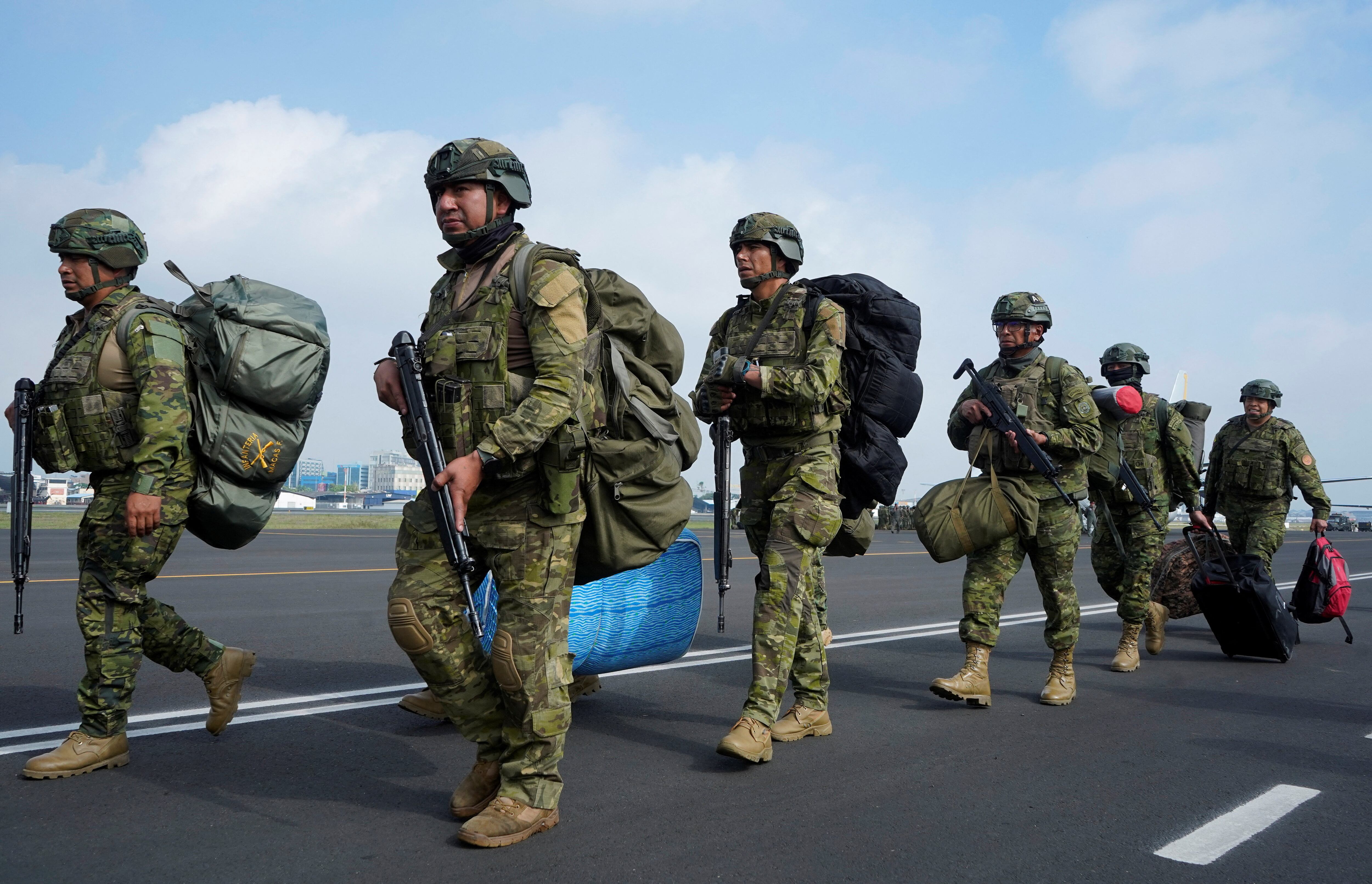 Soldados ecuatorianos llegan a la Base Aérea Simón Bolívar para ser desplegados estratégicamente en las provincias de Guayas, Manabí y Los Ríos, mientras el gobierno intensifica las operaciones militares en su lucha contra grupos criminales violentos, en Guayaquil, Ecuador, el 16 de enero de 2026. REUTERS/Cesar Muñoz