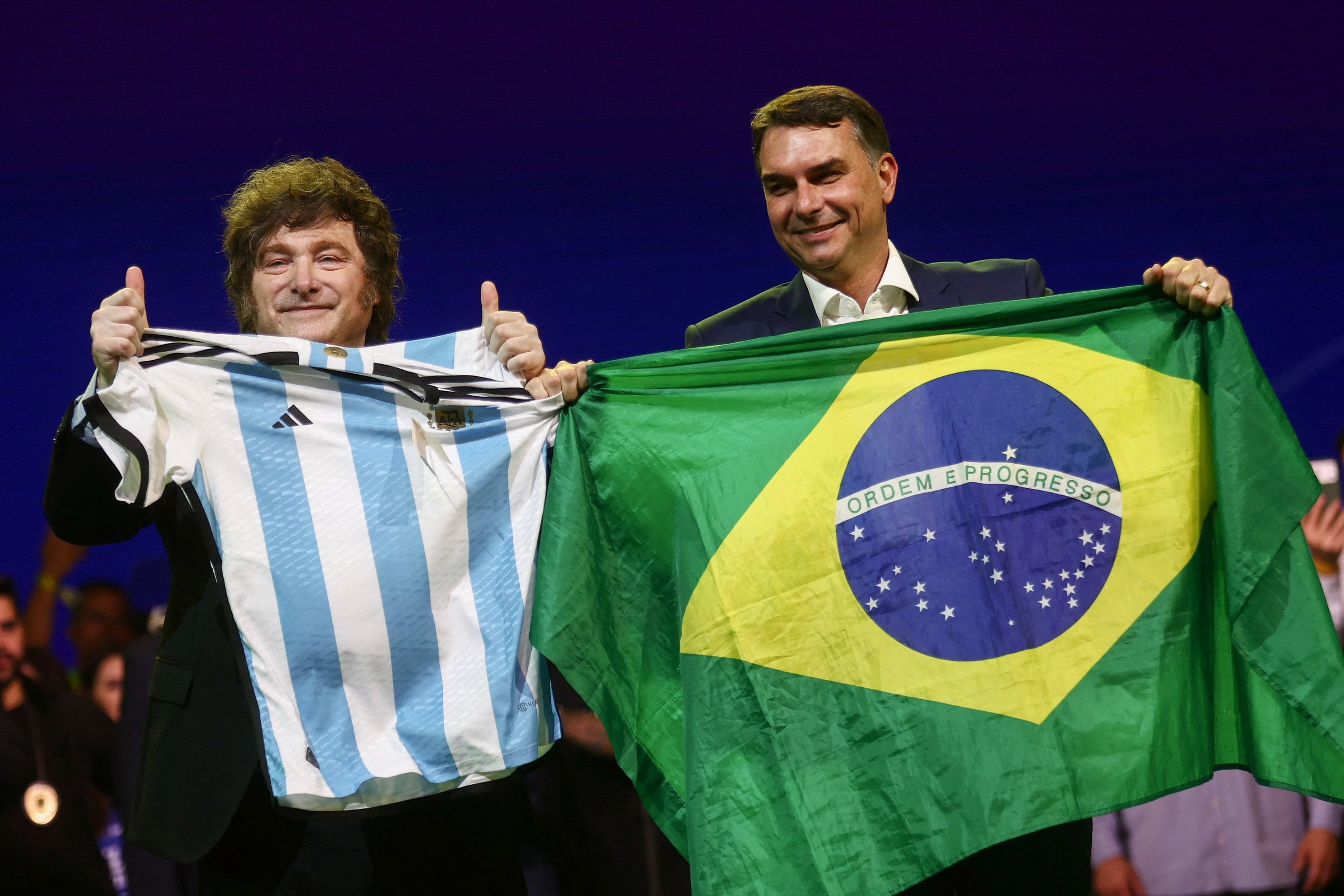 Javier Milei y Flavio Bolsonaro durante la convención nacional del Partido Liberal, (San Pablo, Brasil)