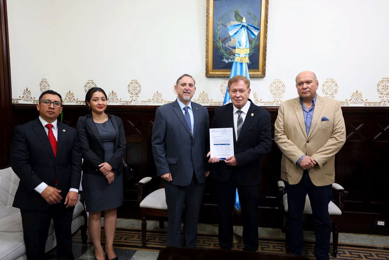 Miembros de la Comisión de Postulación clasifican documentos de candidatos a Contralor General de Cuentas en el Congreso de Guatemala. (Congreso de República de Guatemala)