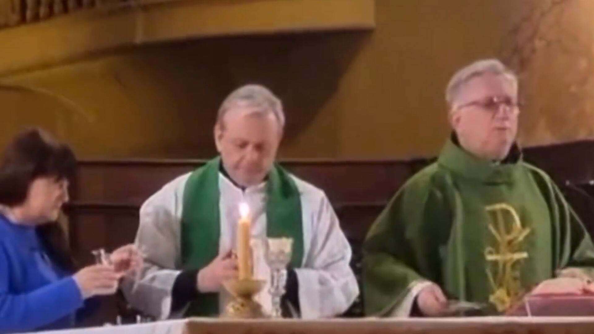 Alejandro Nicola, de blanco, junto al presbítero Javier Soteras, durante una misa oficiada en la Catedral de Córdoba.