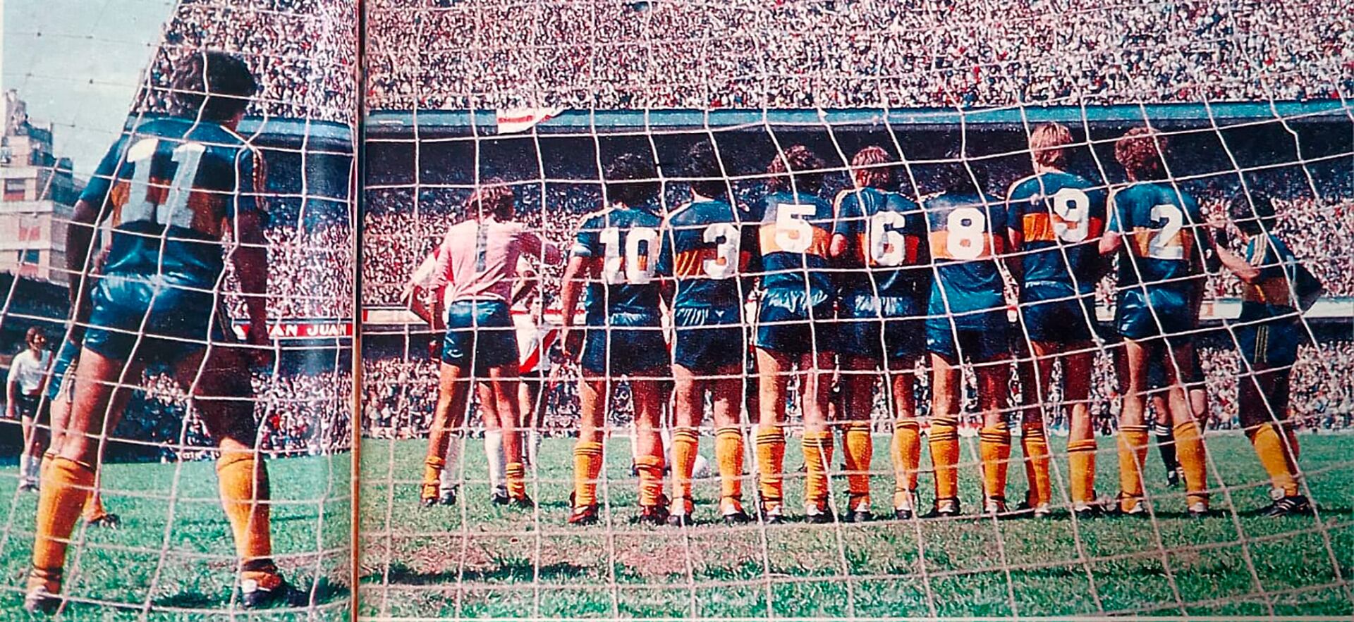 Una curiosidad. Tiro libre indirecto para River dentro del área. Perotti en la línea del arco. Gatti en la barrera sumado a casi todos sus compañeros. Solo faltó Suárez