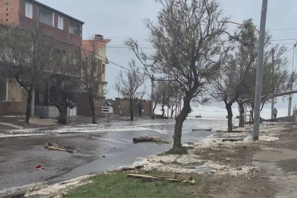 El fuerte temporal en Monte Hermoso dejó playas destruidas, inundaciones y advierten los efectos para la temporada