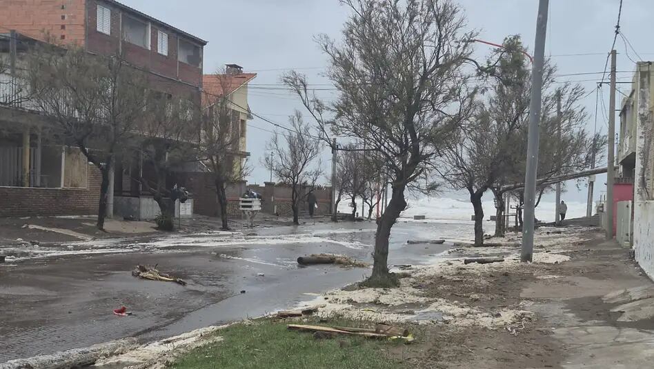 El fuerte temporal en Monte Hermoso dejó playas destruidas, inundaciones y advierten los efectos para la temporada