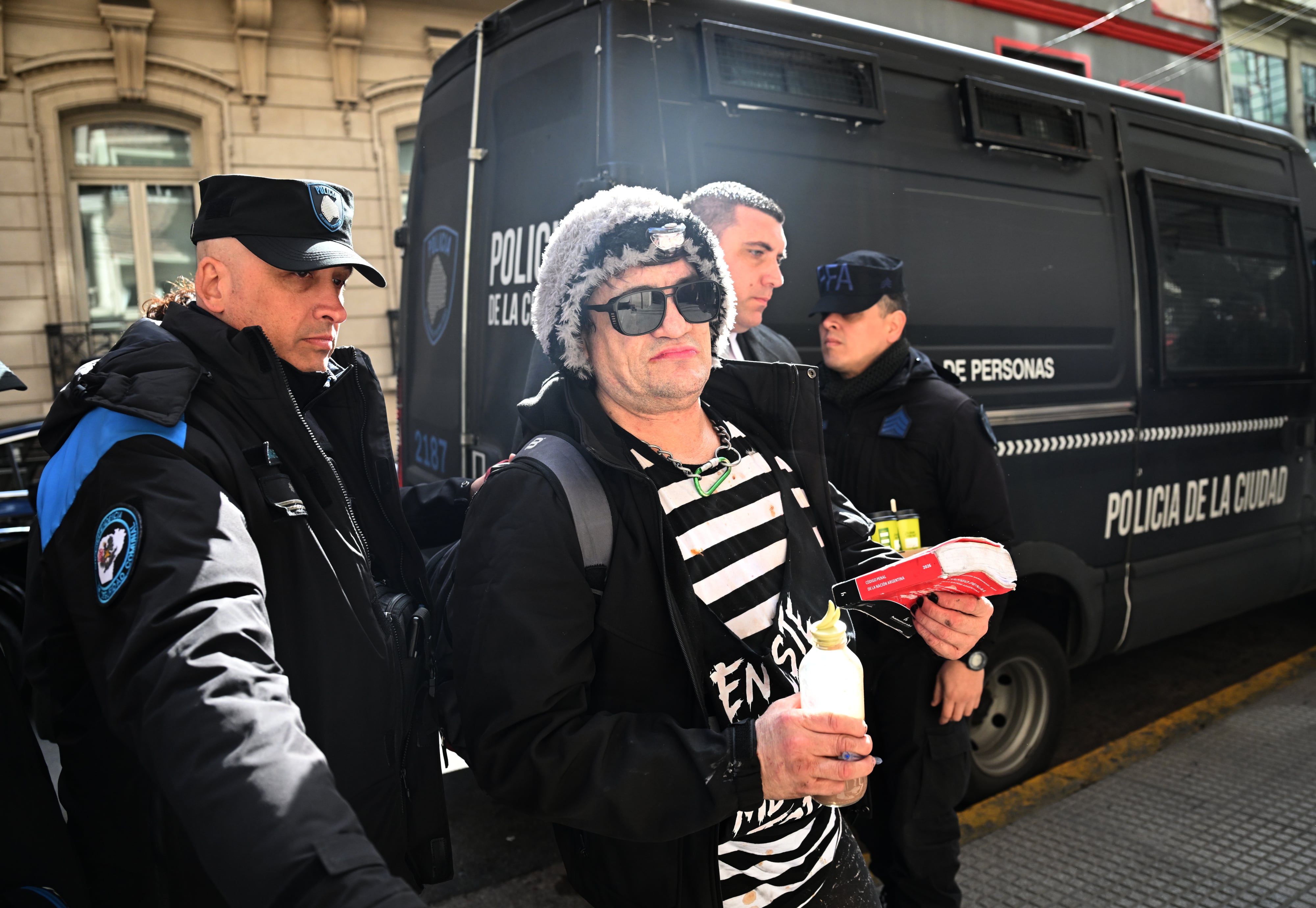 El lunes pasado, Álvarez llegó al tribunal con una botella con un jugo de frutas y un ejemplar del Código Penal de la Nación Argentina (Maximiliano Luna) 