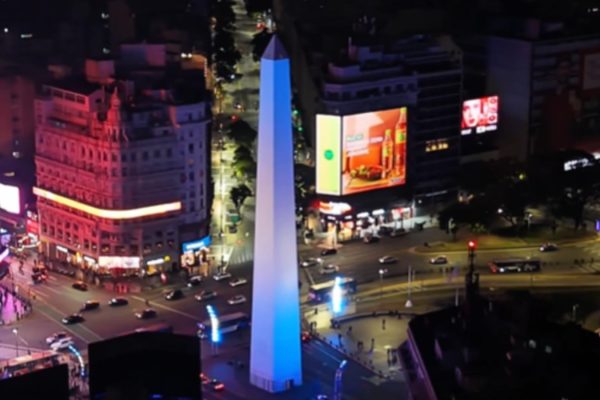 El Obelisco y los monumentos porteños se tiñeron con los colores de la bandera tras el anuncio Messi