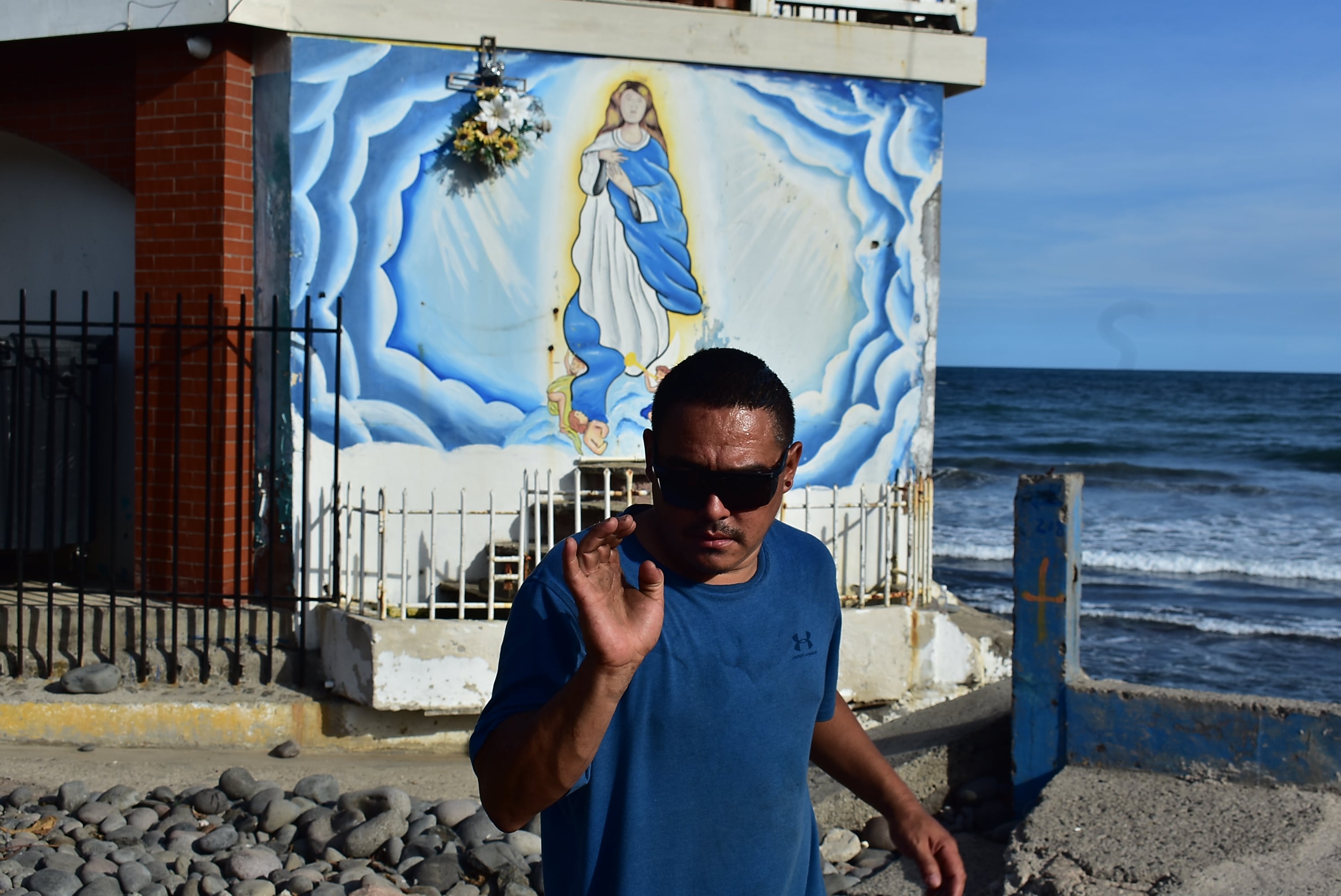 Los murales y creencias de las zonas se combinan entre sus personajes, como Miguelito, que saluda a la cámara antes de continuar su camino. (Infobae Centroamérica/Emerson Del Cid)
